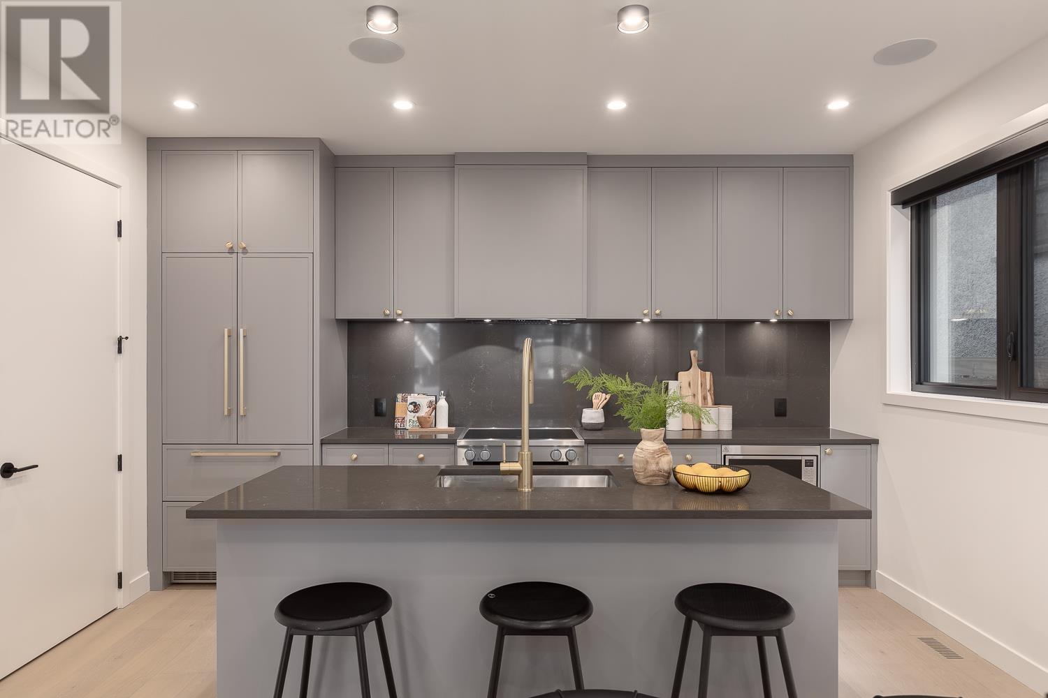 Listing Picture 10 of 31 : 1 3858 W 13TH AVENUE, Vancouver / 溫哥華 - 魯藝地產 Yvonne Lu Group - MLS Medallion Club Member