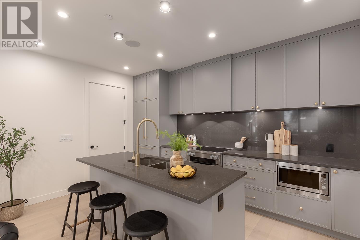 Listing Picture 11 of 31 : 1 3858 W 13TH AVENUE, Vancouver / 溫哥華 - 魯藝地產 Yvonne Lu Group - MLS Medallion Club Member