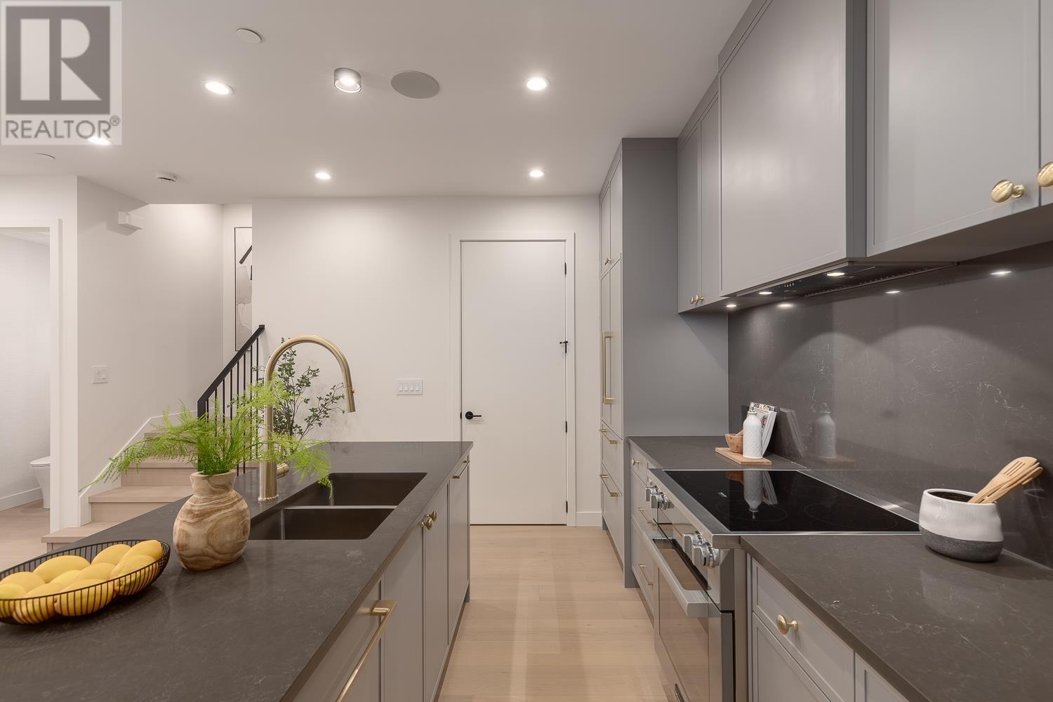 Listing Picture 12 of 31 : 1 3858 W 13TH AVENUE, Vancouver / 溫哥華 - 魯藝地產 Yvonne Lu Group - MLS Medallion Club Member