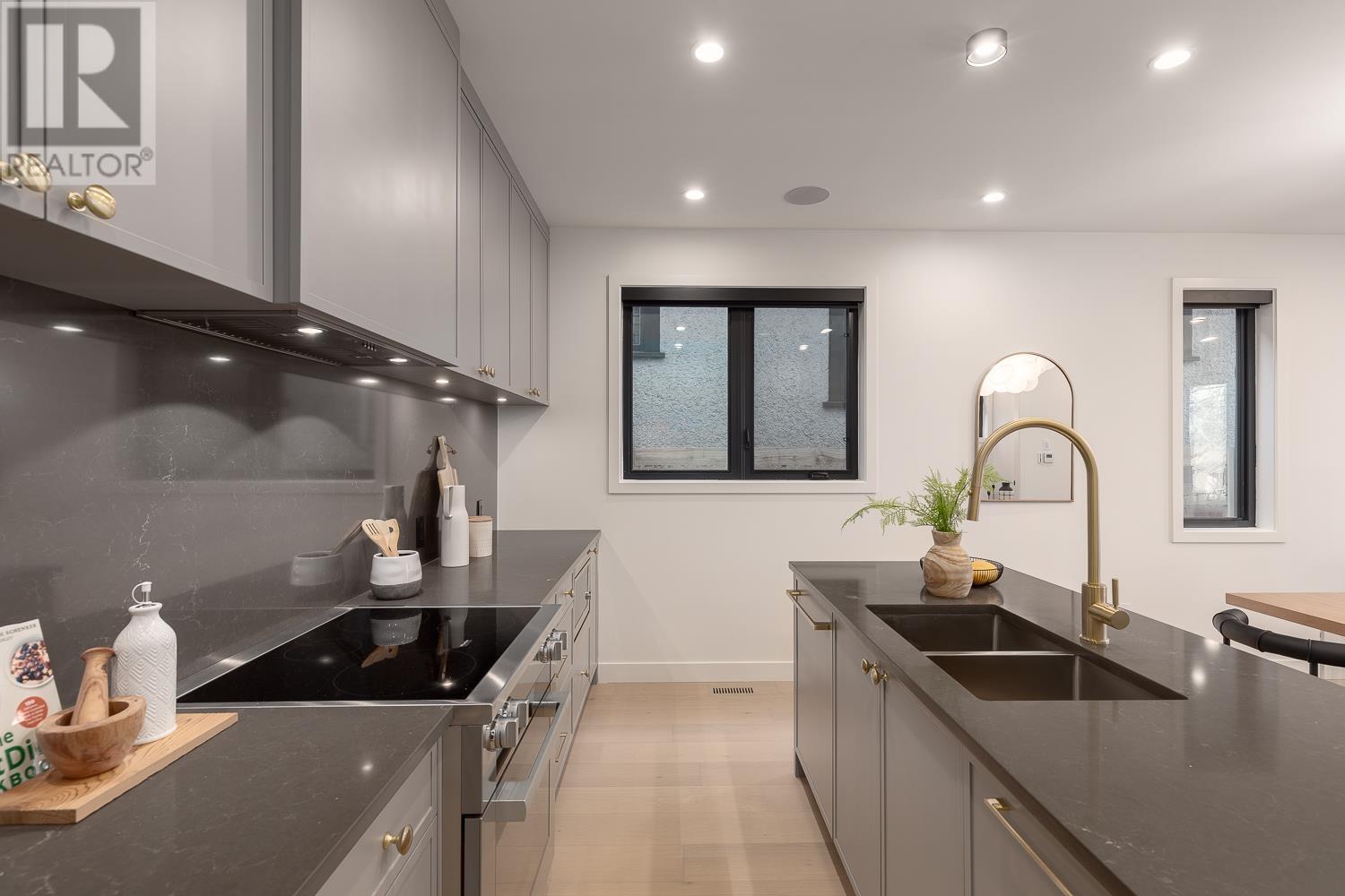 Listing Picture 13 of 31 : 1 3858 W 13TH AVENUE, Vancouver / 溫哥華 - 魯藝地產 Yvonne Lu Group - MLS Medallion Club Member