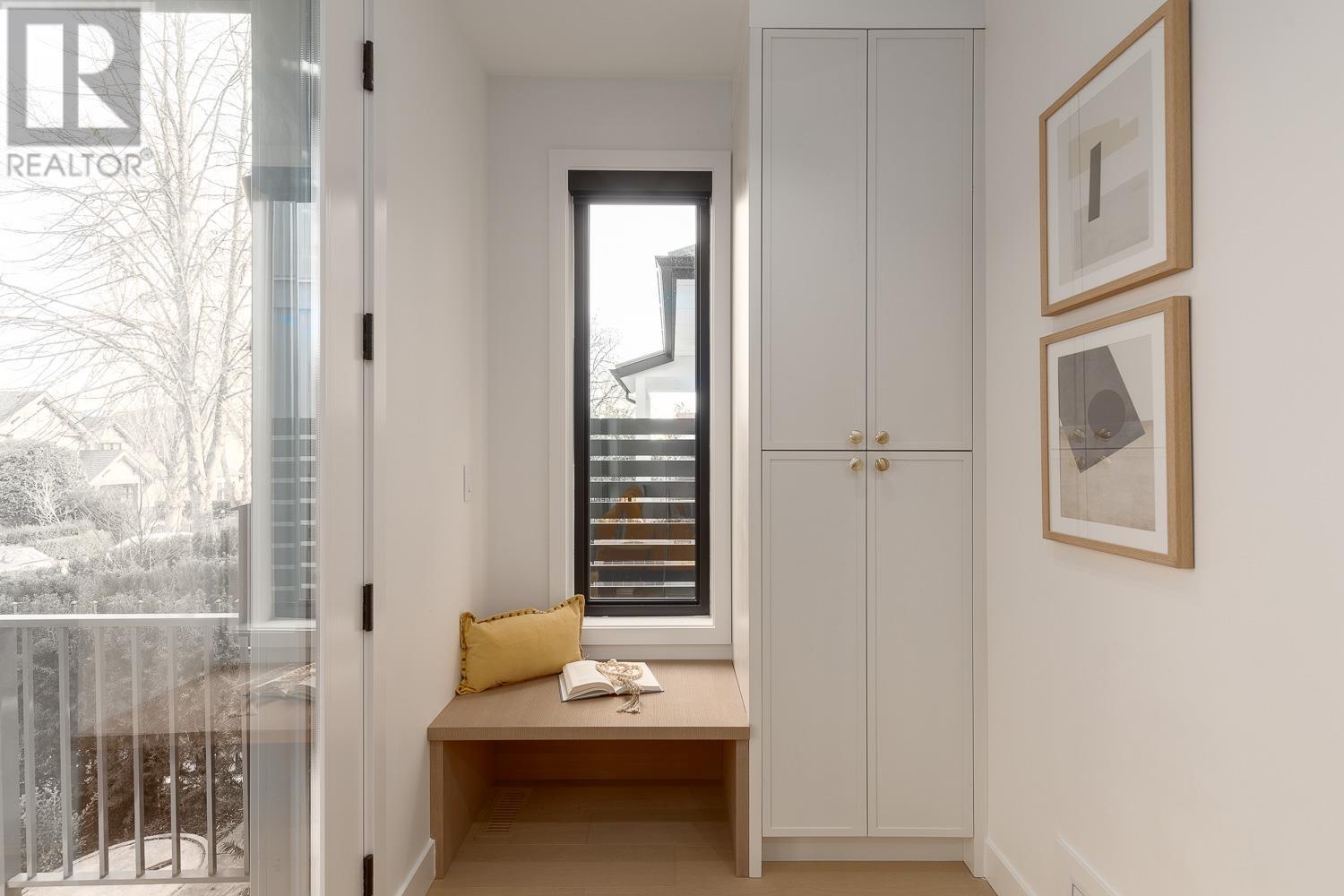 Listing Picture 2 of 31 : 1 3858 W 13TH AVENUE, Vancouver / 溫哥華 - 魯藝地產 Yvonne Lu Group - MLS Medallion Club Member