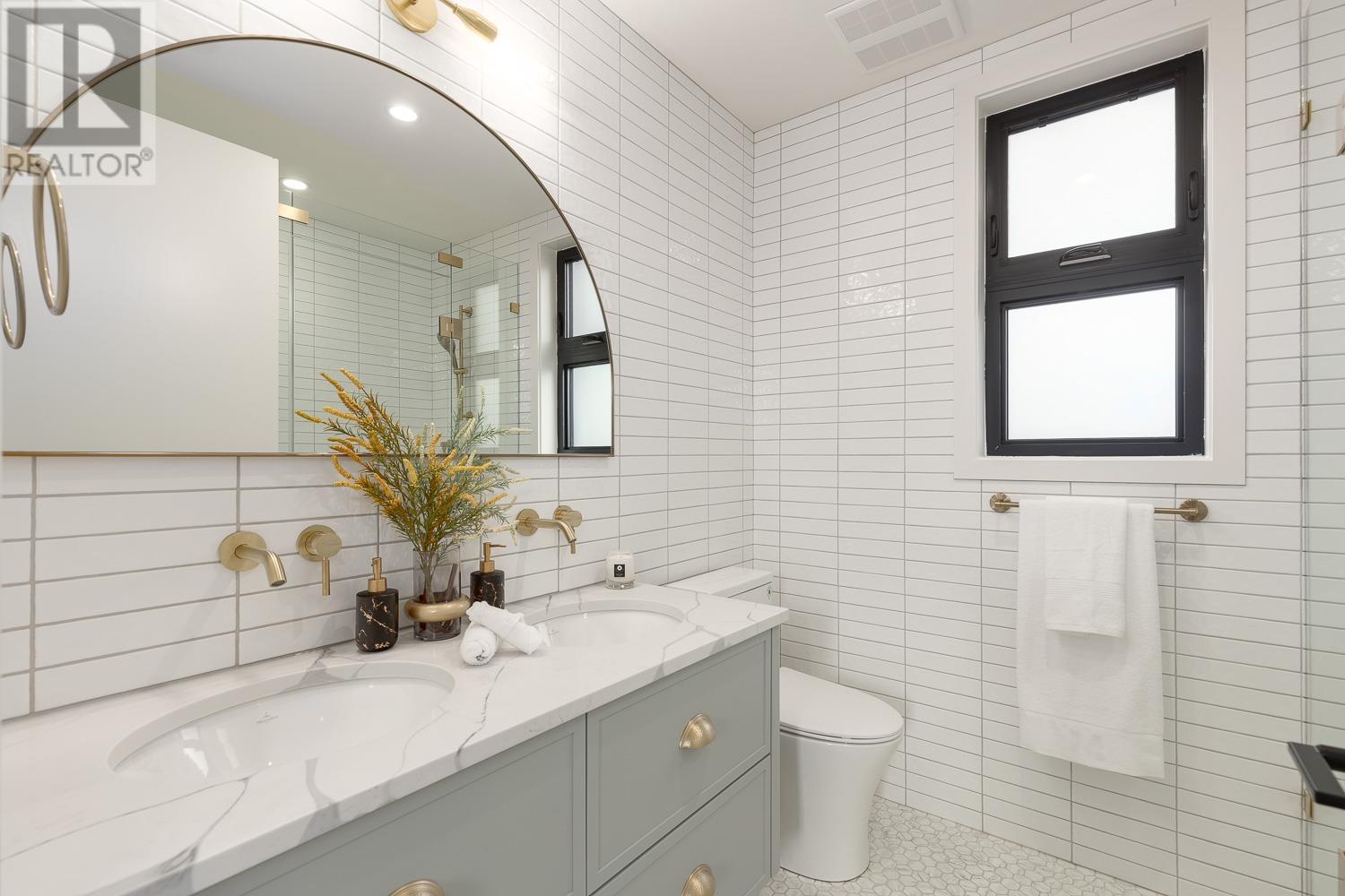 Listing Picture 23 of 31 : 1 3858 W 13TH AVENUE, Vancouver / 溫哥華 - 魯藝地產 Yvonne Lu Group - MLS Medallion Club Member