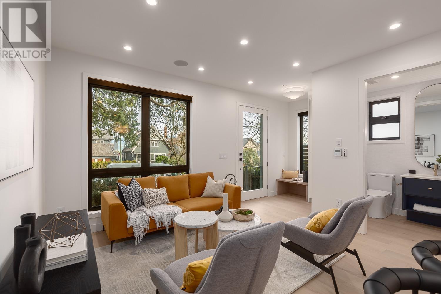 Listing Picture 3 of 31 : 1 3858 W 13TH AVENUE, Vancouver / 溫哥華 - 魯藝地產 Yvonne Lu Group - MLS Medallion Club Member