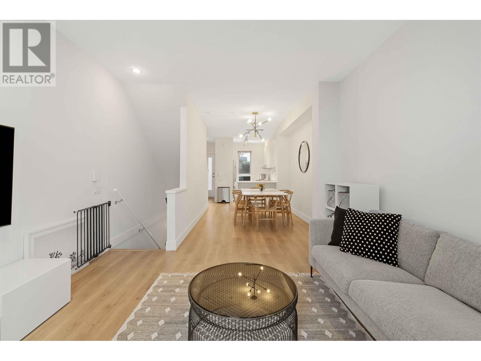 Listing Picture 3 of 34 : 54 6868 BURLINGTON AVENUE, Burnaby / 本拿比 - 魯藝地產 Yvonne Lu Group - MLS Medallion Club Member