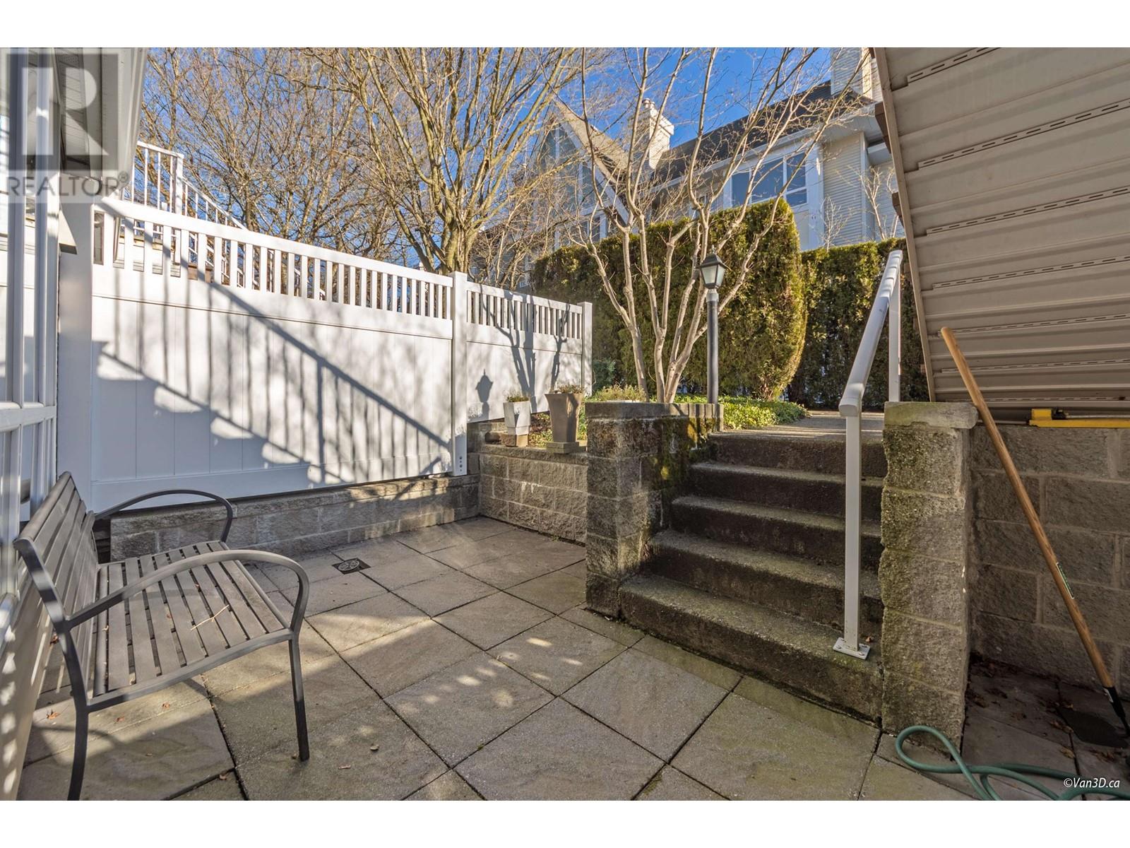 Listing Picture 2 of 12 : 116 6588 SOUTHOAKS CRESCENT, Burnaby / 本拿比 - 魯藝地產 Yvonne Lu Group - MLS Medallion Club Member