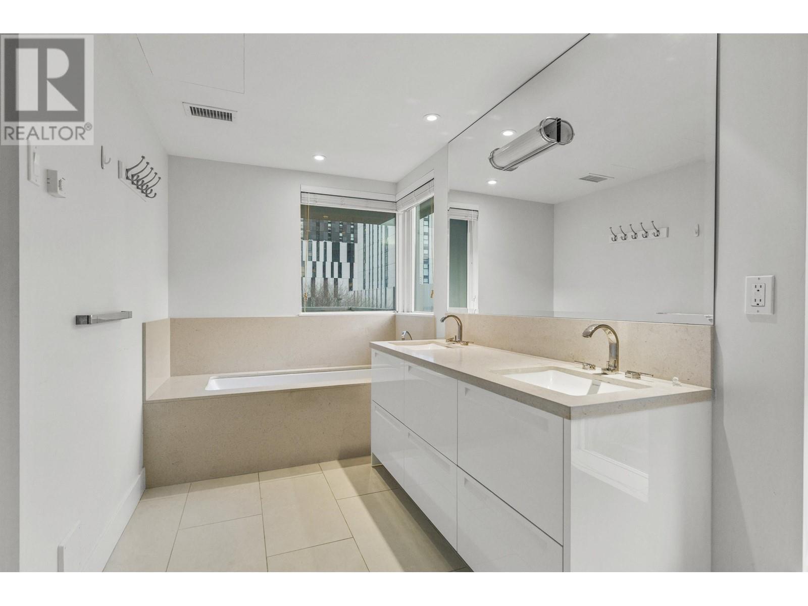 Listing Picture 24 of 40 : 302 6080 IONA DRIVE, Vancouver / 溫哥華 - 魯藝地產 Yvonne Lu Group - MLS Medallion Club Member