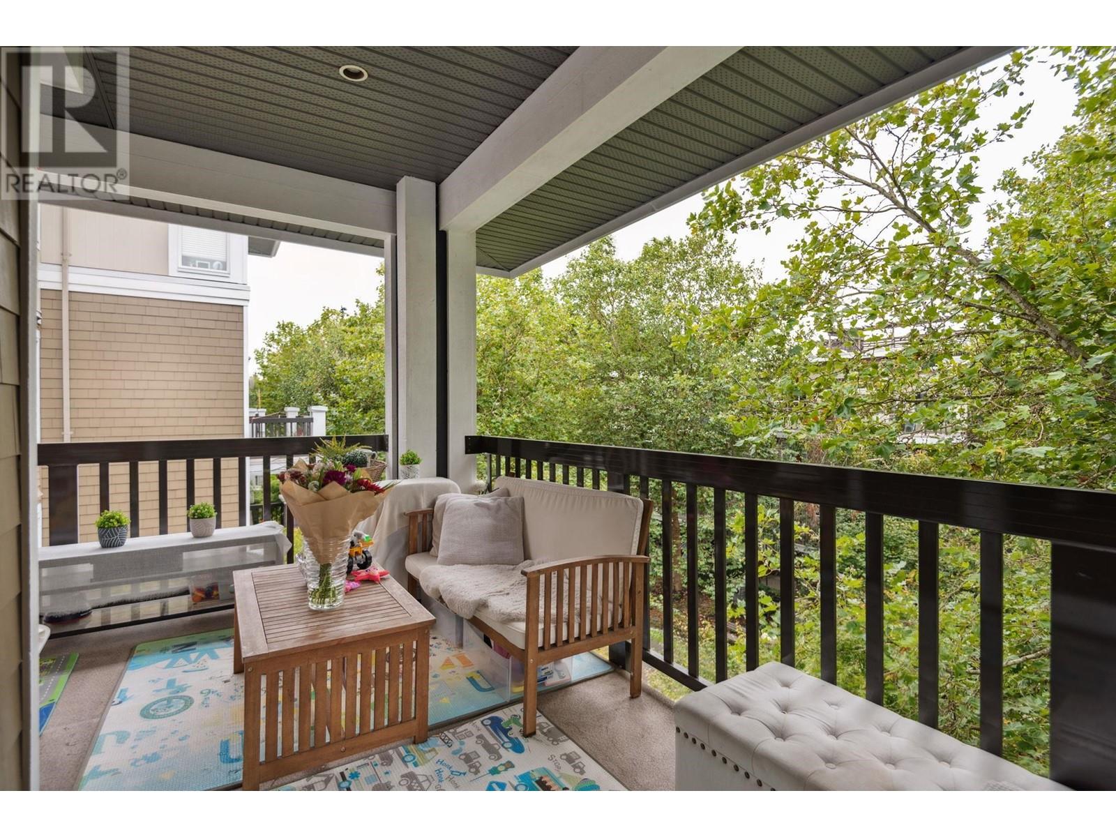 Listing Picture 3 of 11 : 311 6279 EAGLES DRIVE, Vancouver / 溫哥華 - 魯藝地產 Yvonne Lu Group - MLS Medallion Club Member