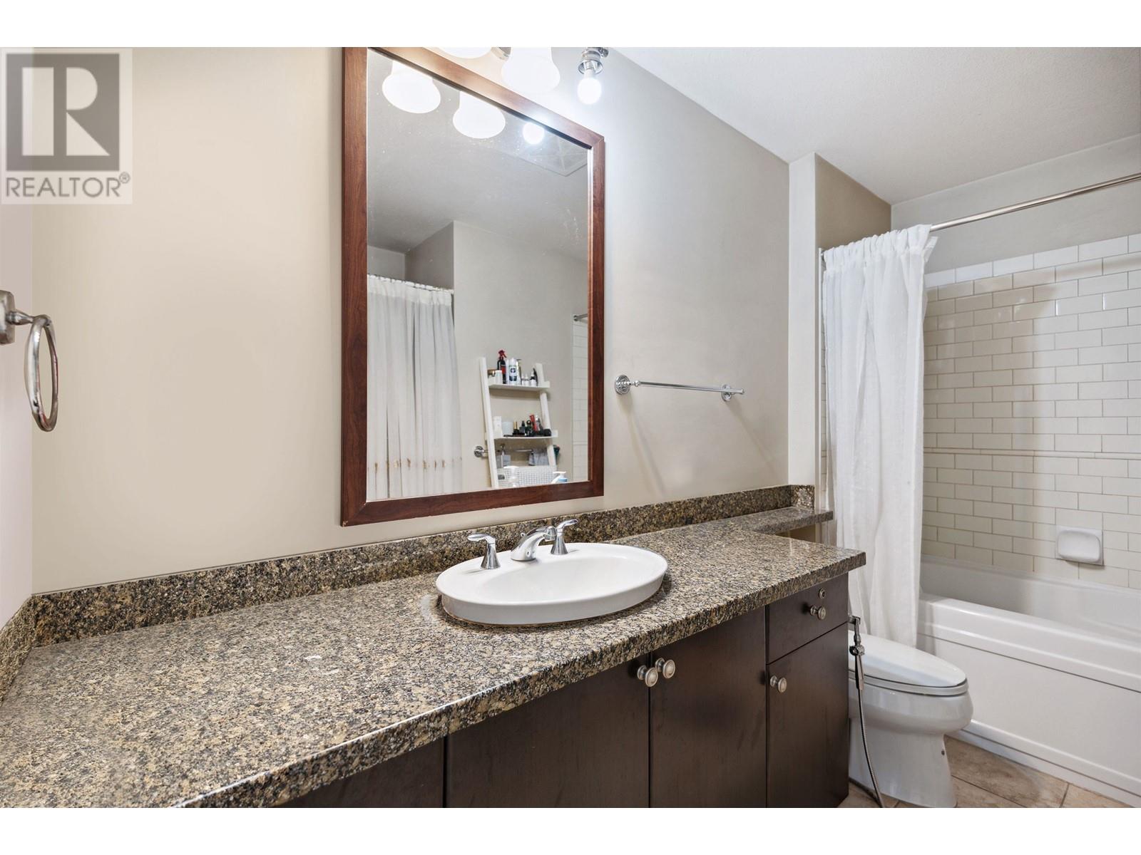 Listing Picture 7 of 11 : 311 6279 EAGLES DRIVE, Vancouver / 溫哥華 - 魯藝地產 Yvonne Lu Group - MLS Medallion Club Member