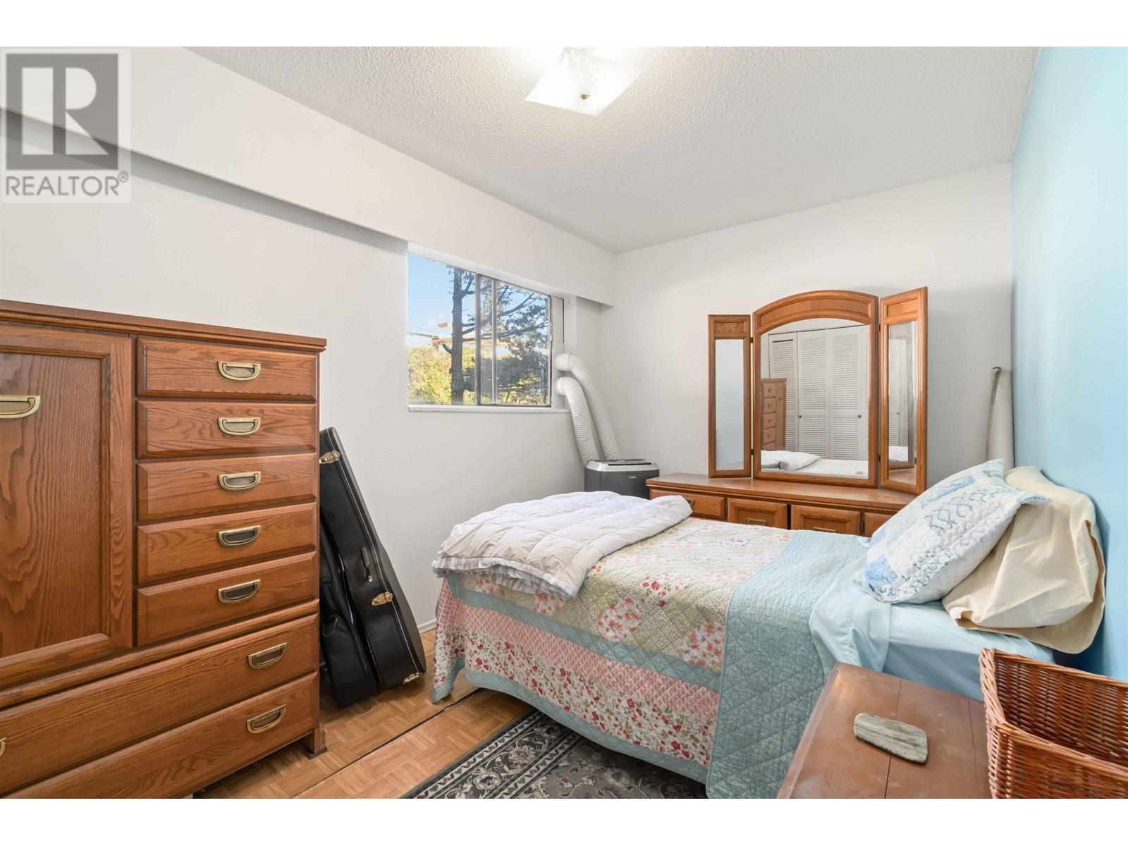 Listing Picture 21 of 31 : 4761 CLINTON STREET, Burnaby / 本拿比 - 魯藝地產 Yvonne Lu Group - MLS Medallion Club Member