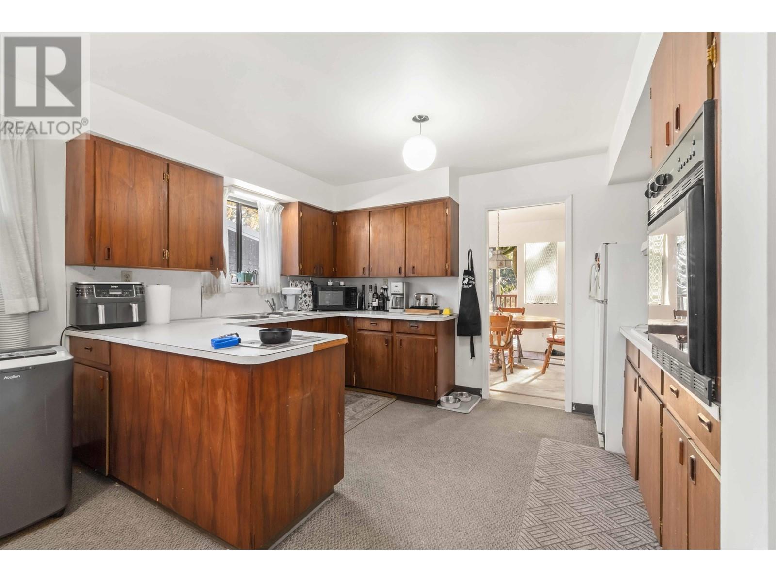 Listing Picture 9 of 31 : 4761 CLINTON STREET, Burnaby / 本拿比 - 魯藝地產 Yvonne Lu Group - MLS Medallion Club Member