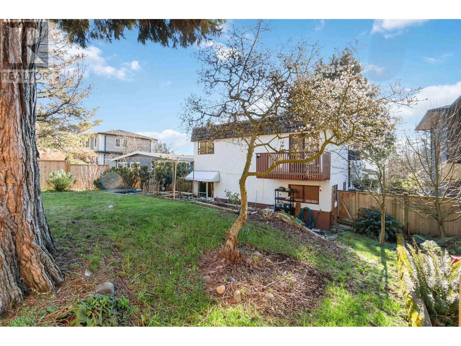 Listing Picture 3 of 31 : 4761 CLINTON STREET, Burnaby / 本拿比 - 魯藝地產 Yvonne Lu Group - MLS Medallion Club Member