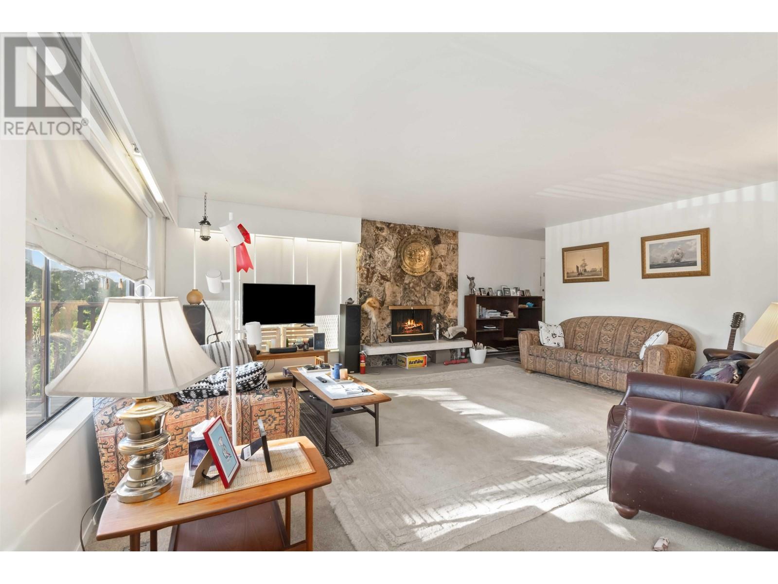 Listing Picture 4 of 31 : 4761 CLINTON STREET, Burnaby / 本拿比 - 魯藝地產 Yvonne Lu Group - MLS Medallion Club Member