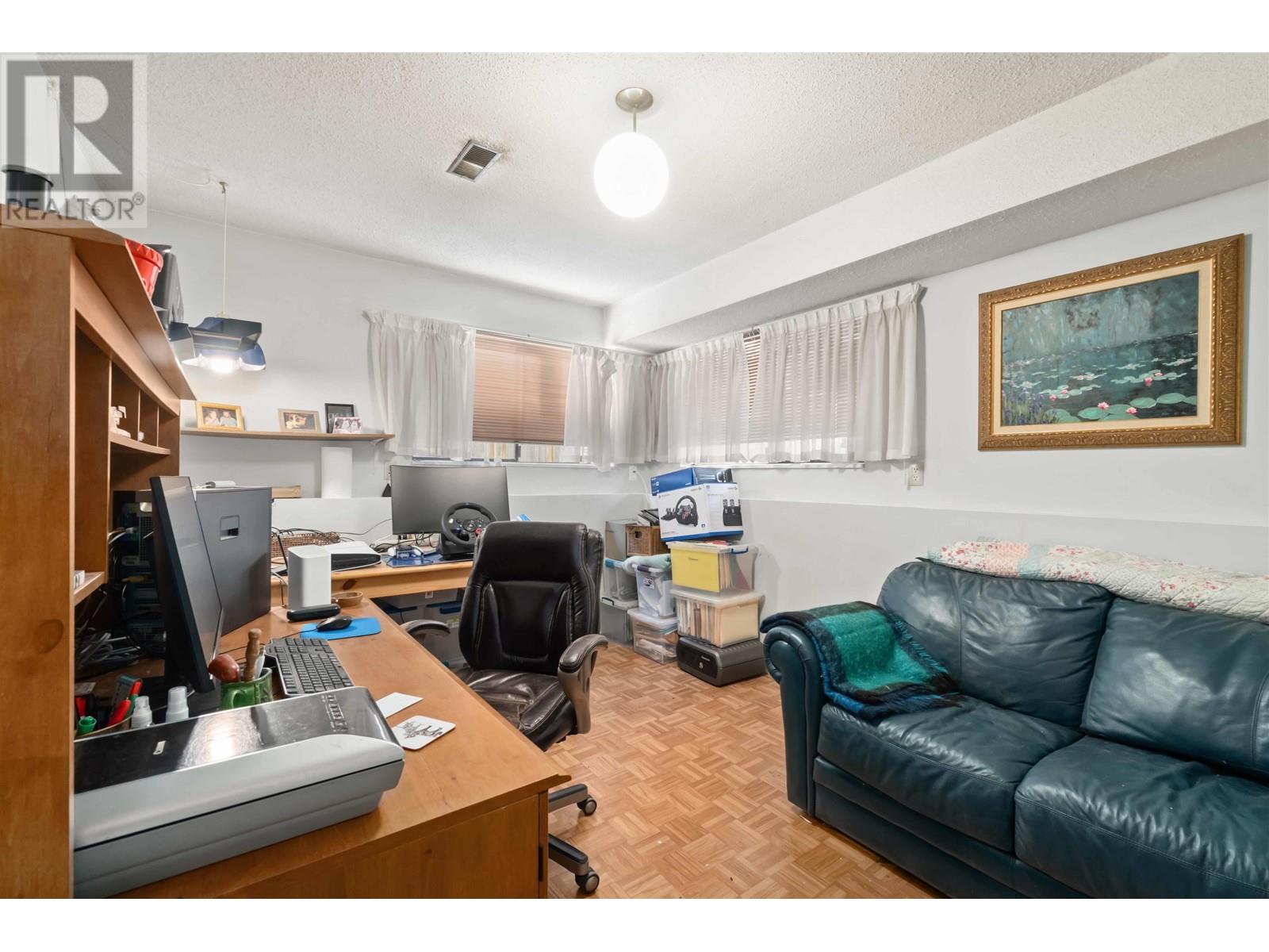 Listing Picture 16 of 31 : 4761 CLINTON STREET, Burnaby / 本拿比 - 魯藝地產 Yvonne Lu Group - MLS Medallion Club Member