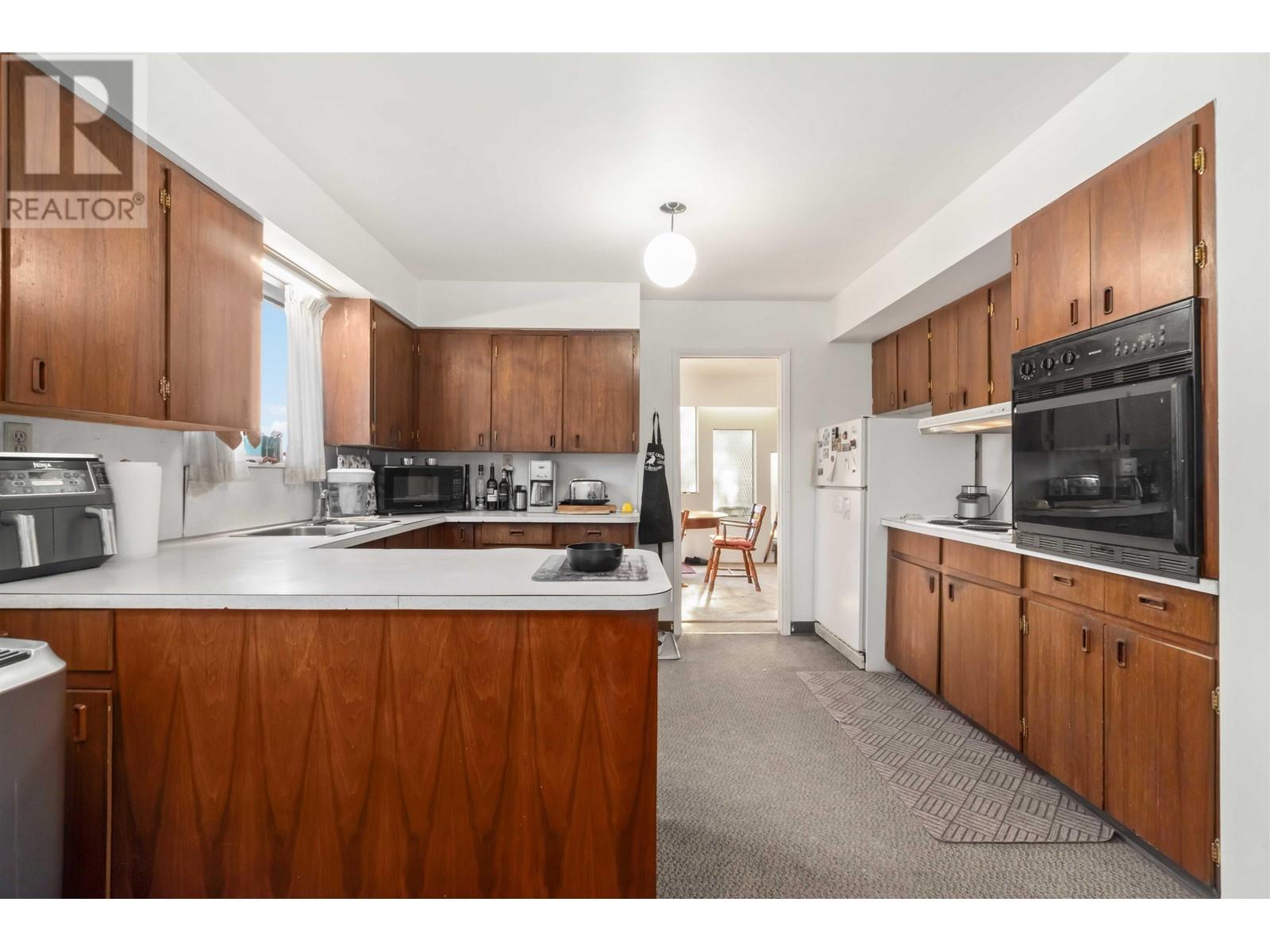 Listing Picture 10 of 31 : 4761 CLINTON STREET, Burnaby / 本拿比 - 魯藝地產 Yvonne Lu Group - MLS Medallion Club Member