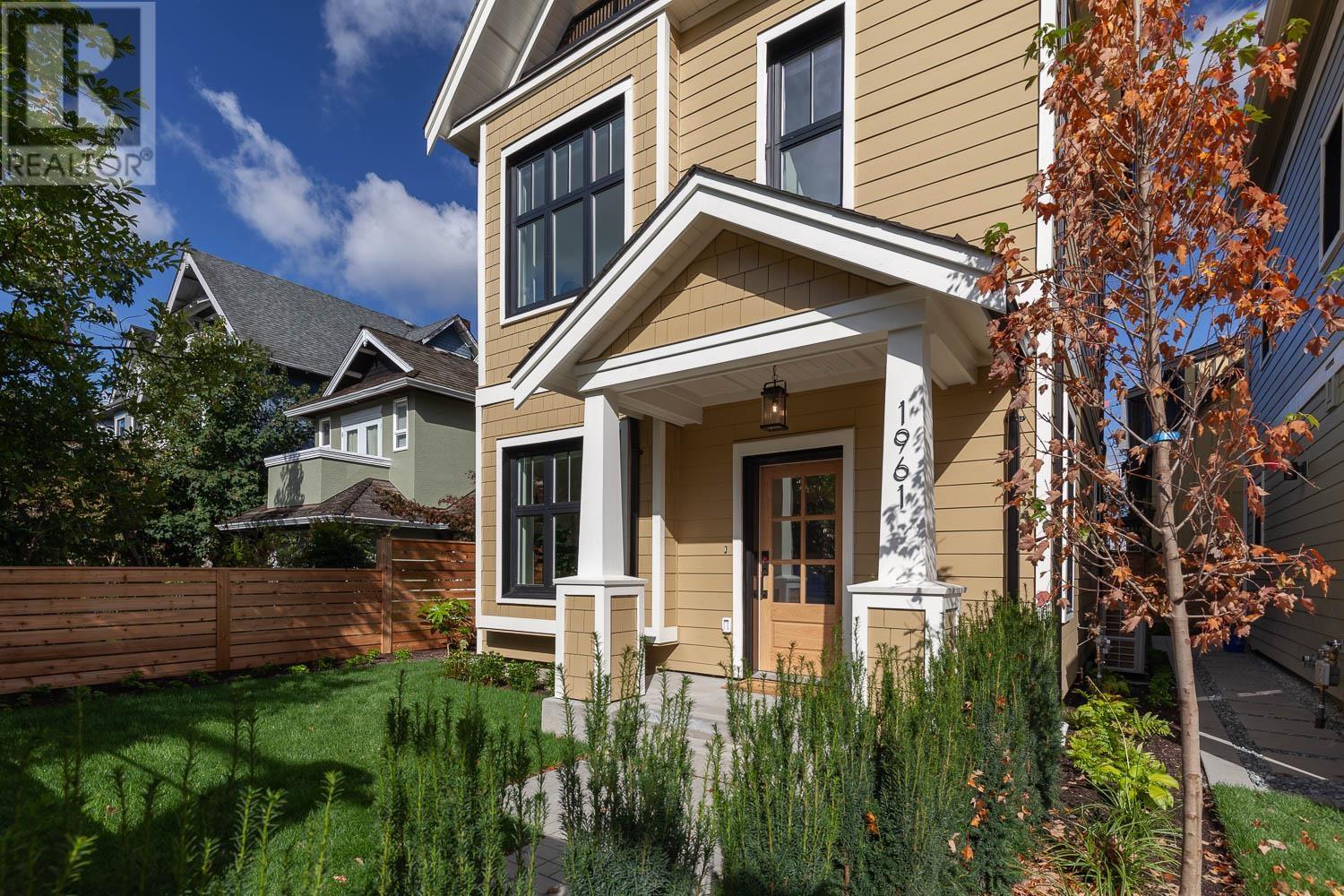 1961 Napier Street, Vancouver, British Columbia  V5L 2N6 - Photo 2 - R2960729