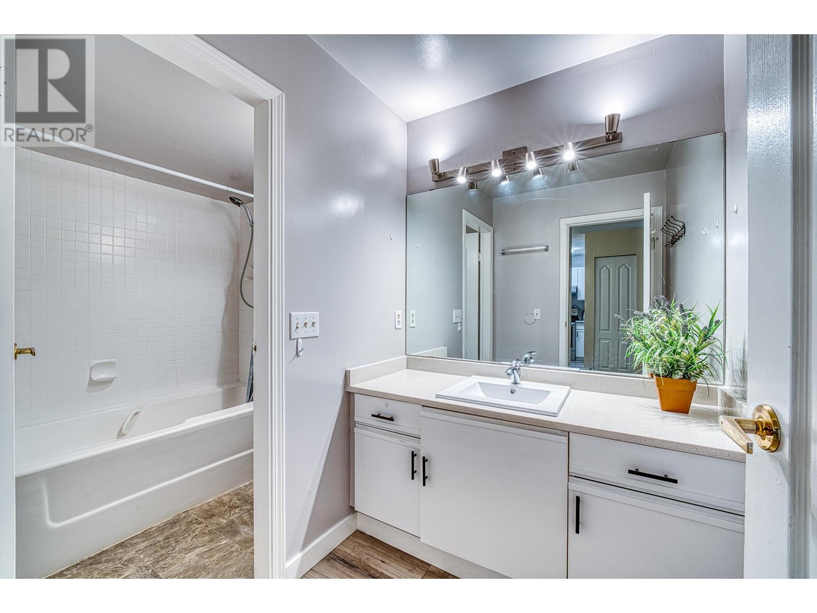 307 7580 Minoru Boulevard, Richmond, British Columbia  V6Y 1Z5 - Photo 8 - R2959212