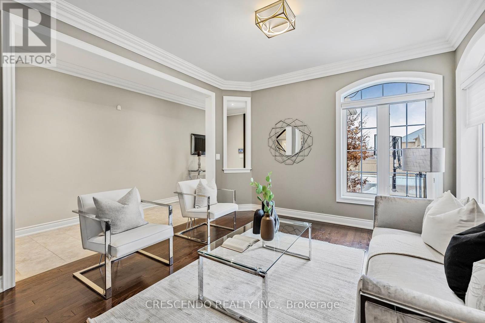 Property at 226 VIA BORGHESE STREET image 2