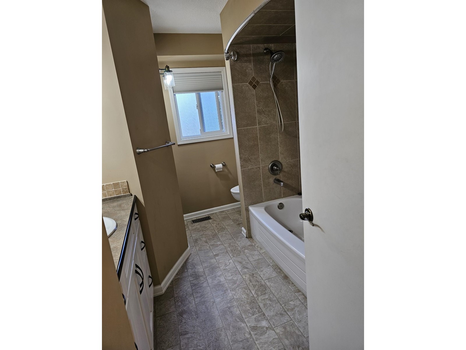 Property at 2262 BEVAN CRESCENT image 2