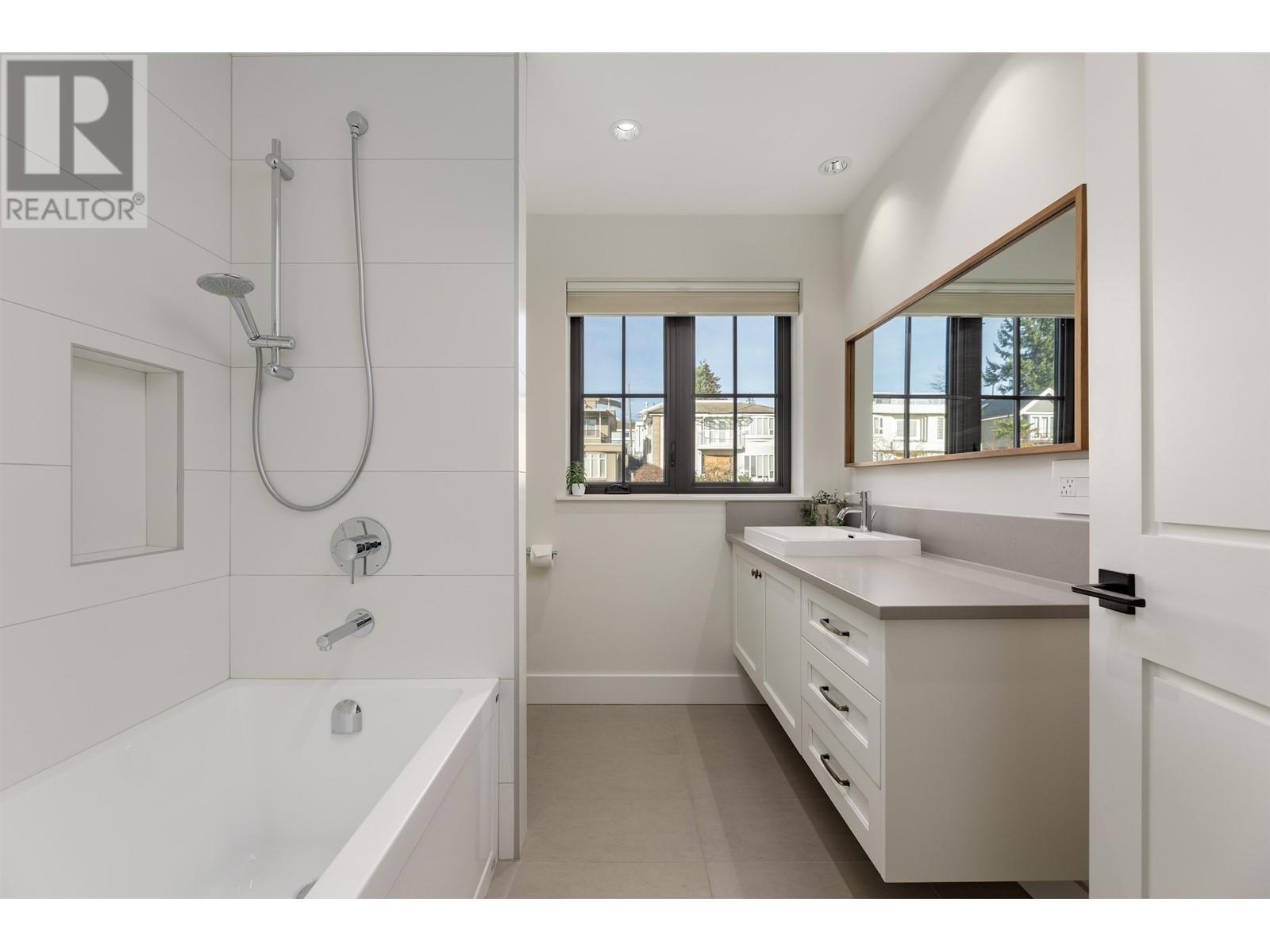 Listing Picture 27 of 33 : 2362 BURQUITLAM DRIVE, Vancouver / 溫哥華 - 魯藝地產 Yvonne Lu Group - MLS Medallion Club Member