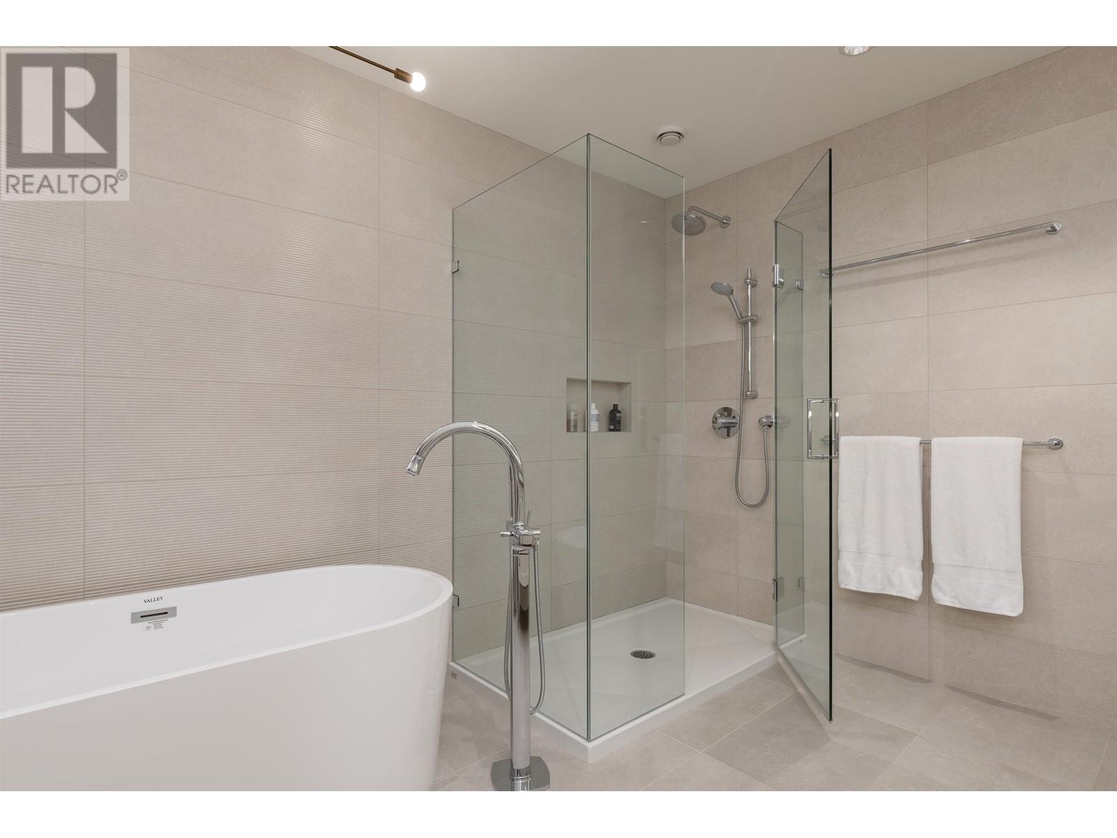 Listing Picture 22 of 33 : 2362 BURQUITLAM DRIVE, Vancouver / 溫哥華 - 魯藝地產 Yvonne Lu Group - MLS Medallion Club Member