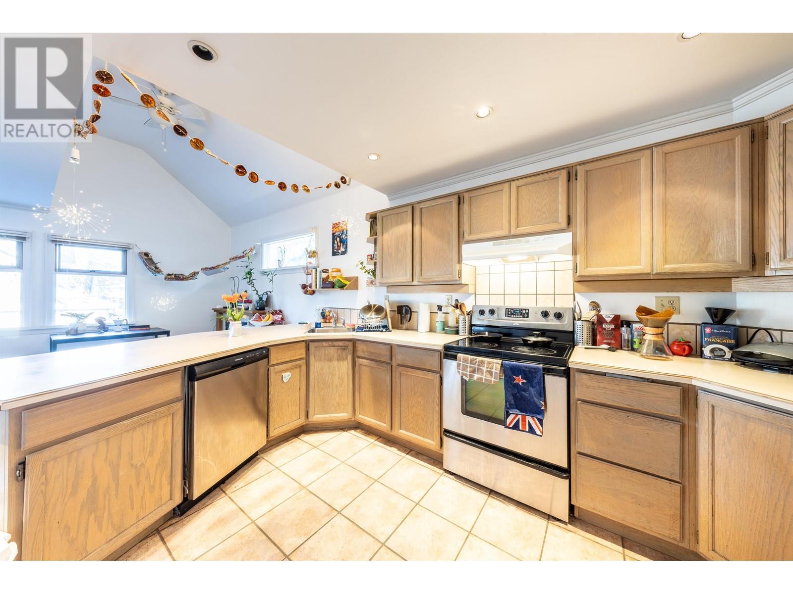 Listing Picture 14 of 40 : 3889 W 18TH AVENUE, Vancouver / 溫哥華 - 魯藝地產 Yvonne Lu Group - MLS Medallion Club Member