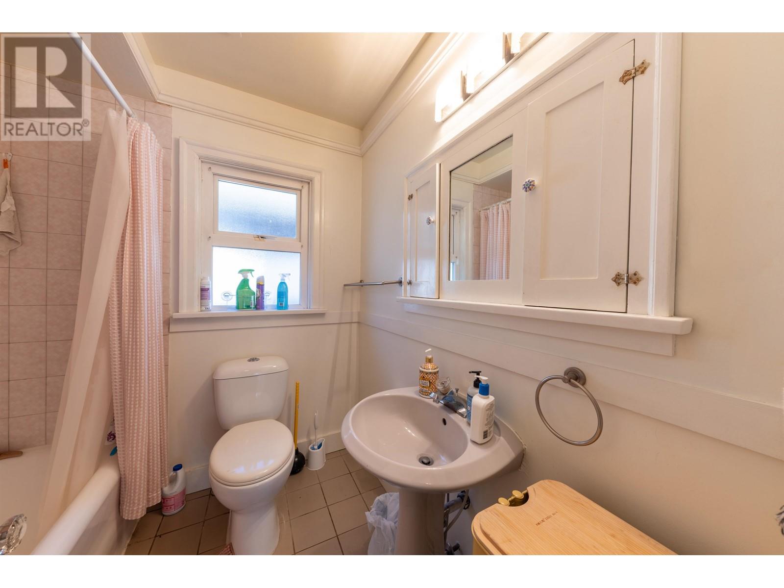 Listing Picture 11 of 40 : 3889 W 18TH AVENUE, Vancouver / 溫哥華 - 魯藝地產 Yvonne Lu Group - MLS Medallion Club Member