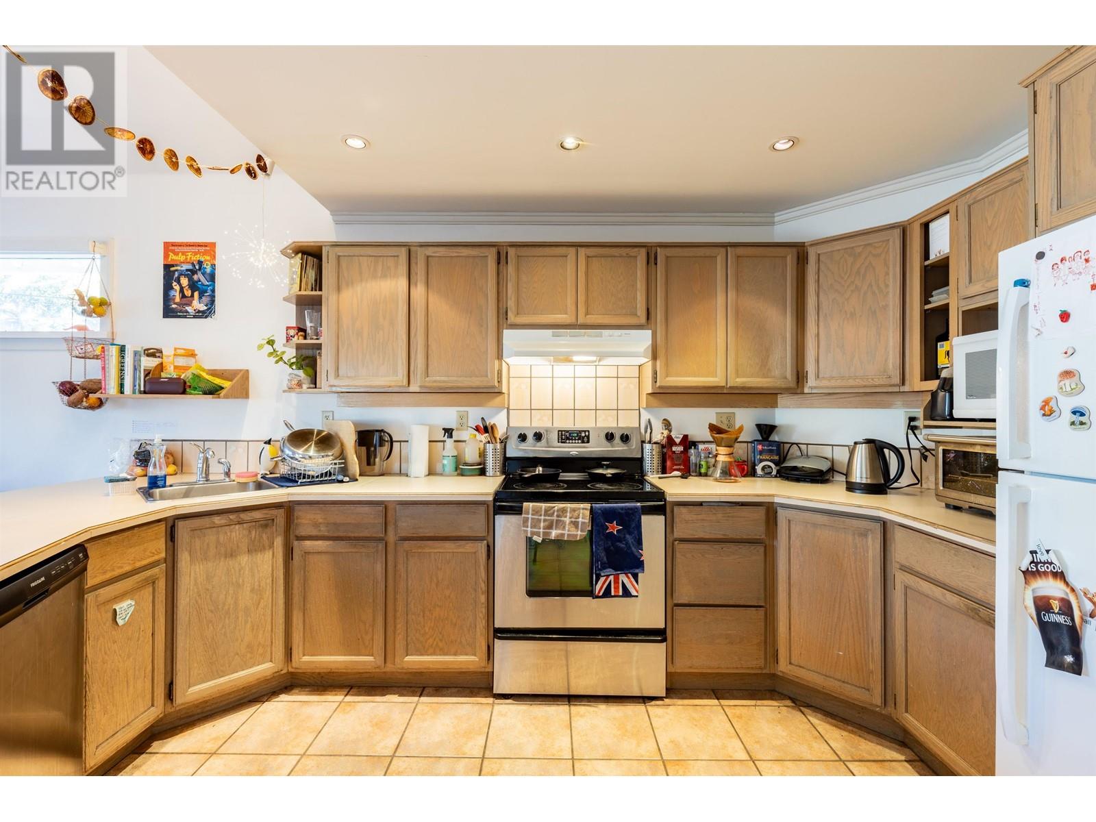 Listing Picture 13 of 40 : 3889 W 18TH AVENUE, Vancouver / 溫哥華 - 魯藝地產 Yvonne Lu Group - MLS Medallion Club Member