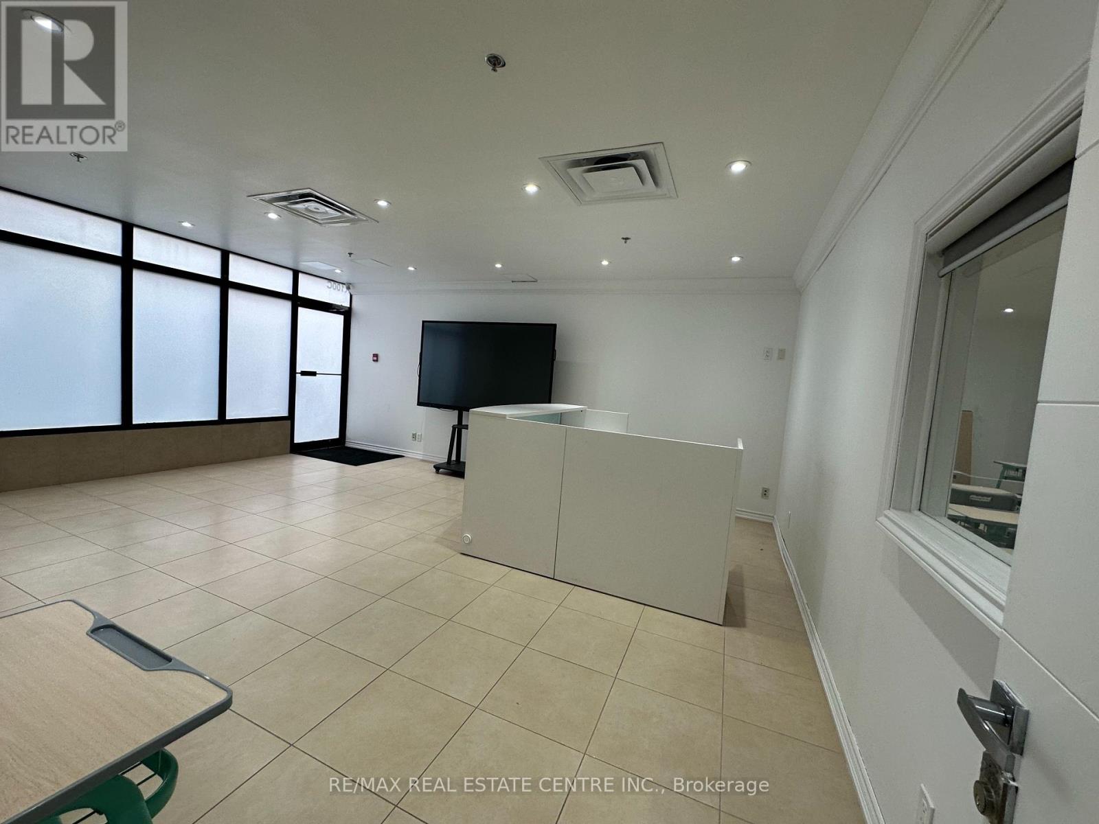 R100 - 265 Enfield Place, Mississauga, Ontario  L5B 3Y7 - Photo 4 - W11943233