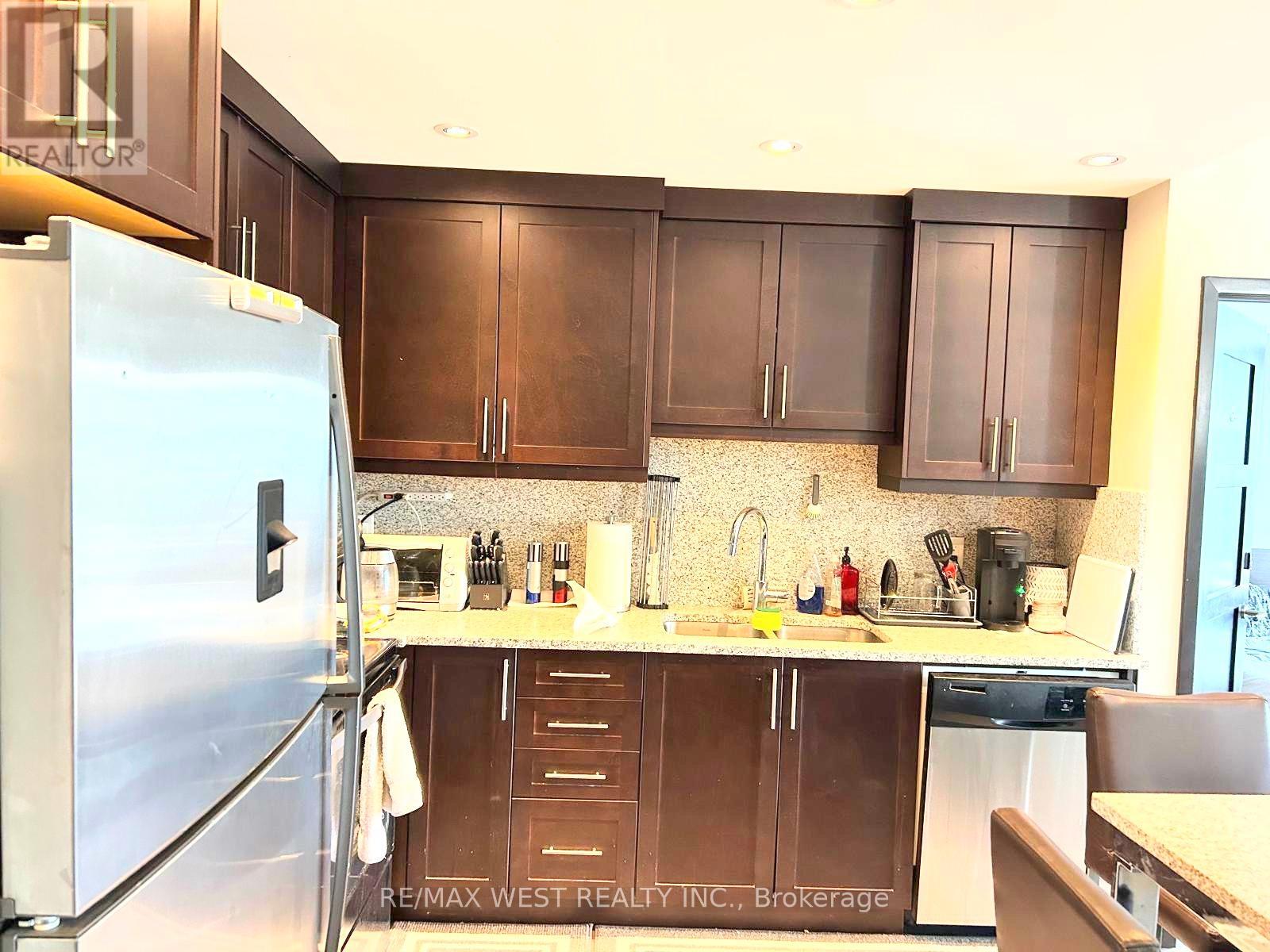 Property at 1313 - 1235 RICHMOND STREET image 3