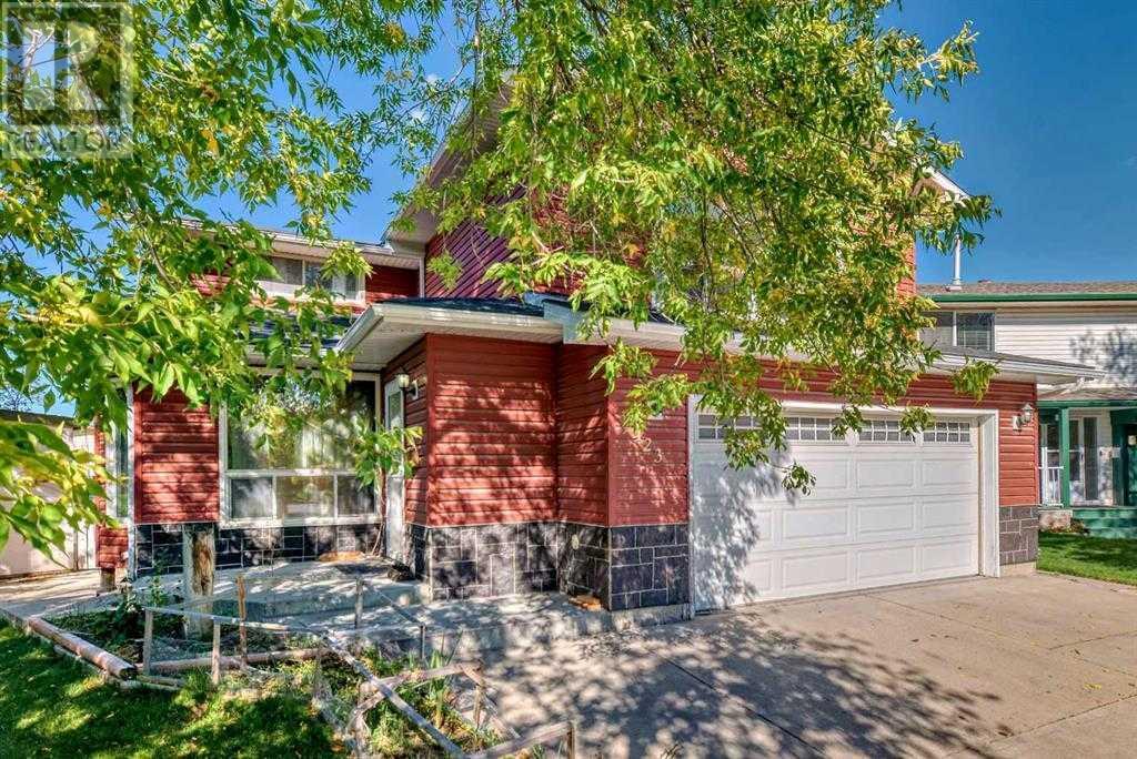 Property at 423 Whitehorn Place NE image 2