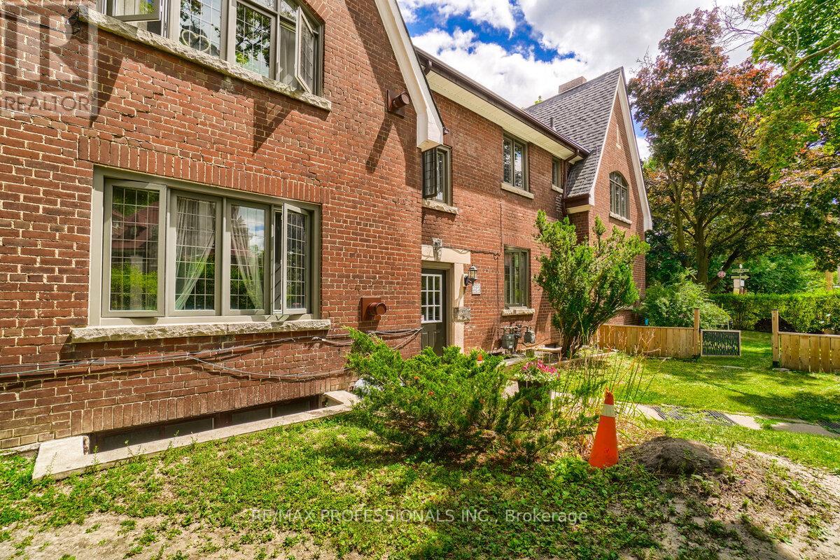 1 - 323 Walmer Road, Toronto, Ontario  M5R 2Y3 - Photo 6 - C11927939