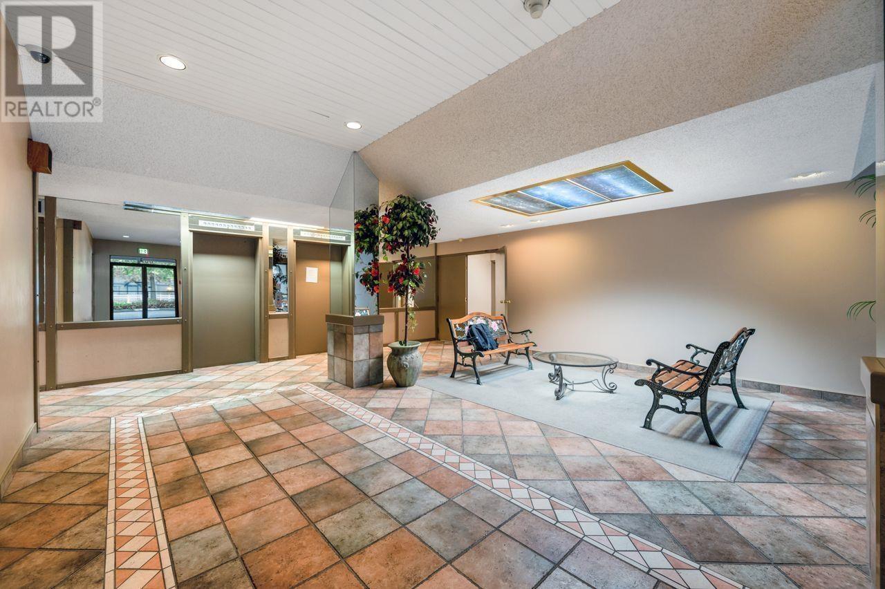 Listing Picture 2 of 10 : 402 7100 GILBERT ROAD, Richmond / 烈治文 - 魯藝地產 Yvonne Lu Group - MLS Medallion Club Member