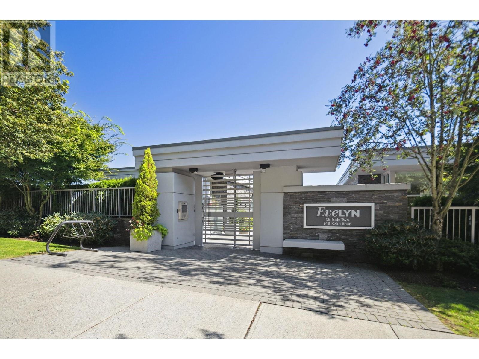 301 918 Keith Road, West Vancouver, British Columbia  V7T 1M3 - Photo 1 - R2960916