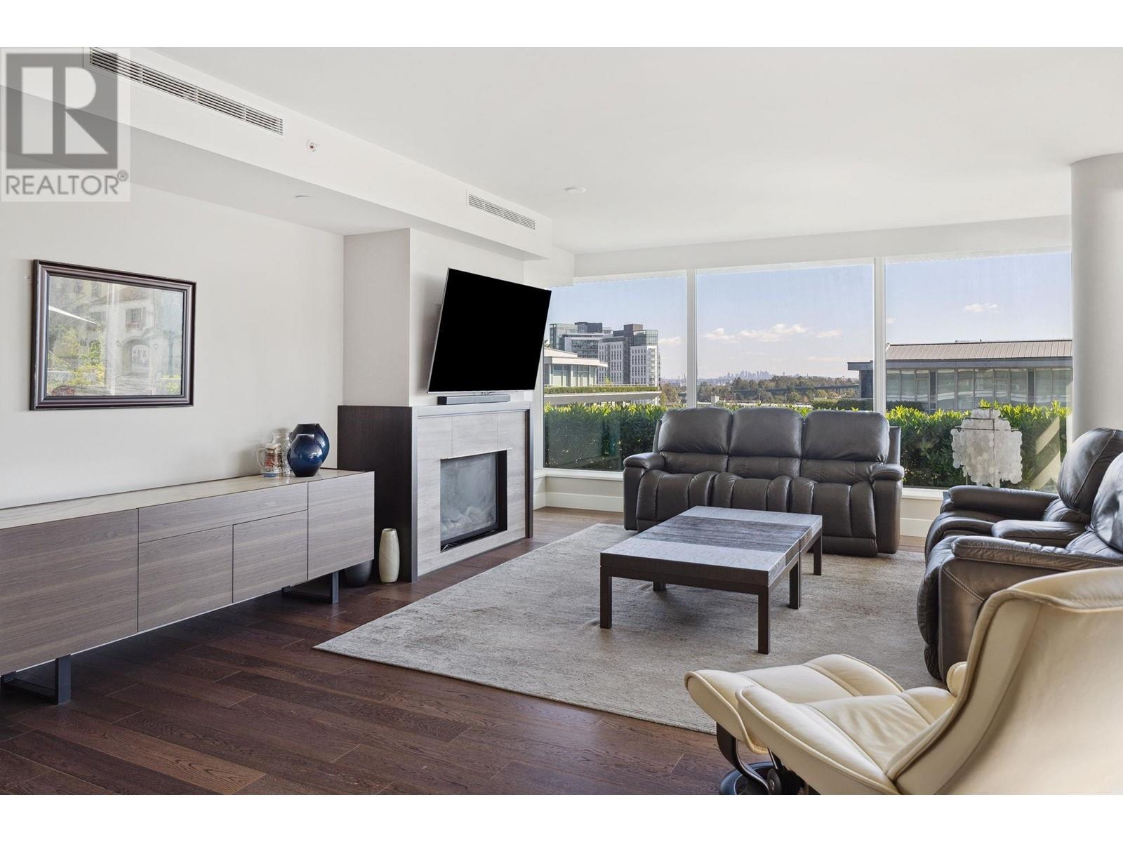 301 918 Keith Road, West Vancouver, British Columbia  V7T 1M3 - Photo 3 - R2960916
