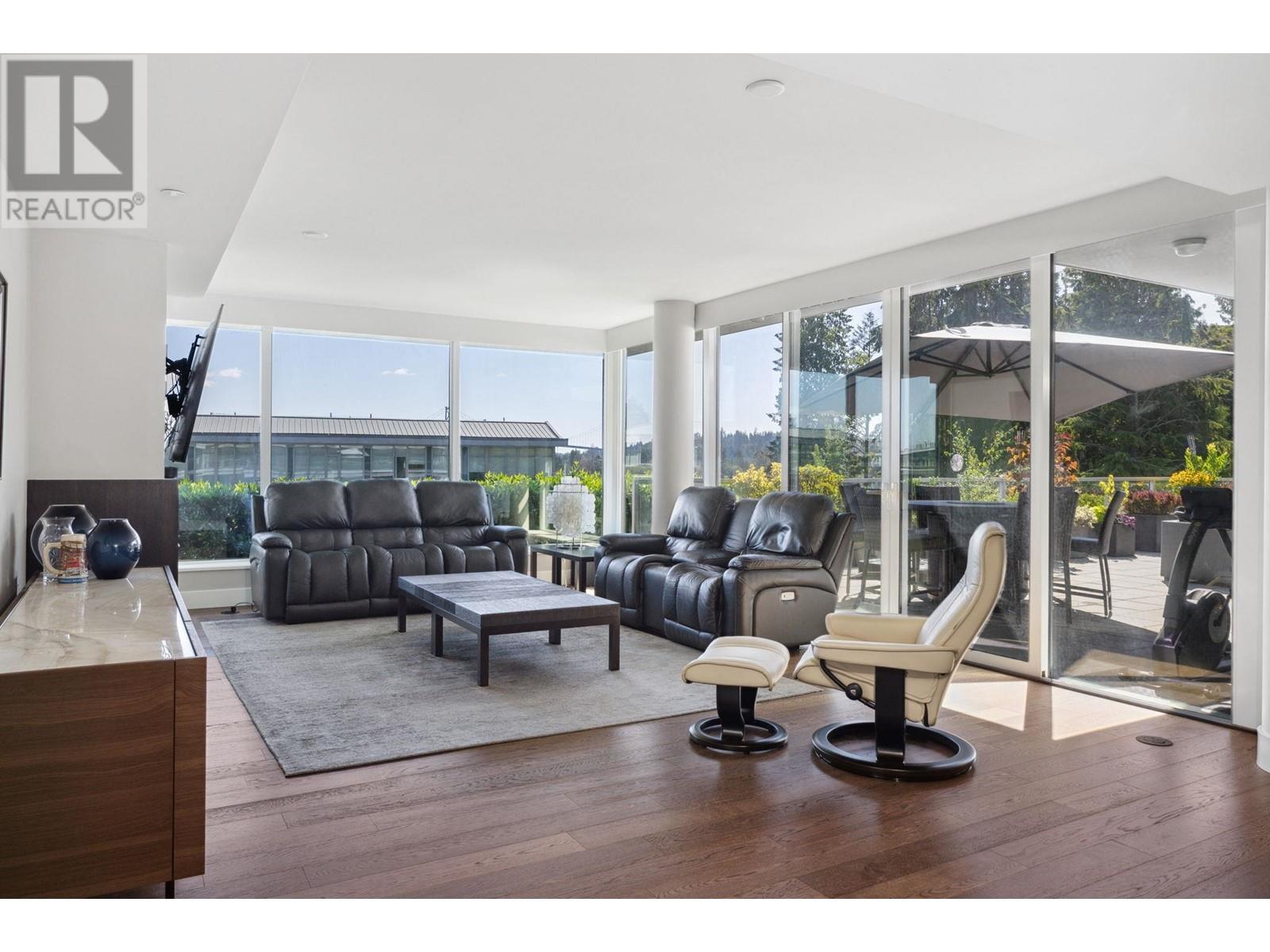 301 918 Keith Road, West Vancouver, British Columbia  V7T 1M3 - Photo 4 - R2960916