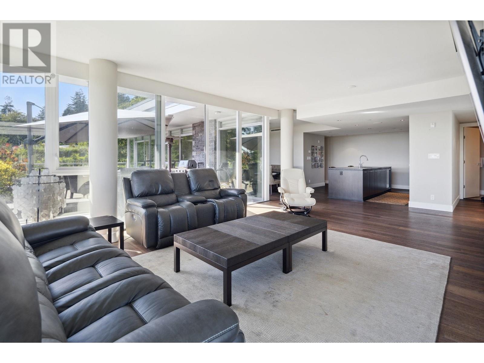 301 918 Keith Road, West Vancouver, British Columbia  V7T 1M3 - Photo 8 - R2960916