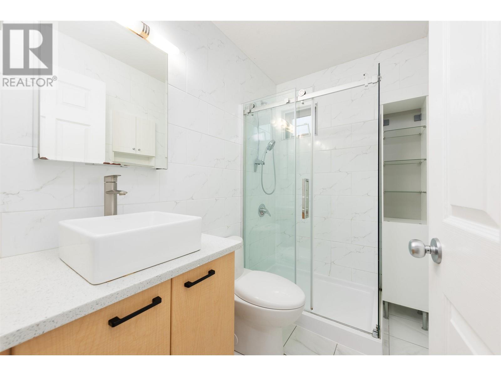 5 7322 HEATHER STREET