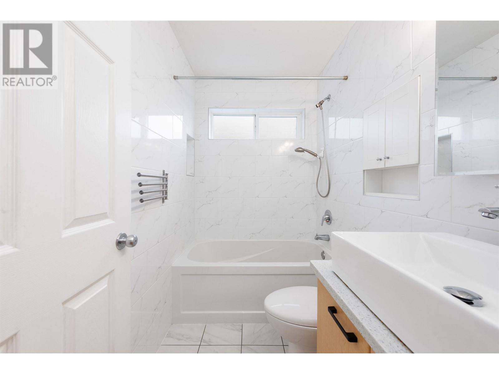 5 7322 HEATHER STREET