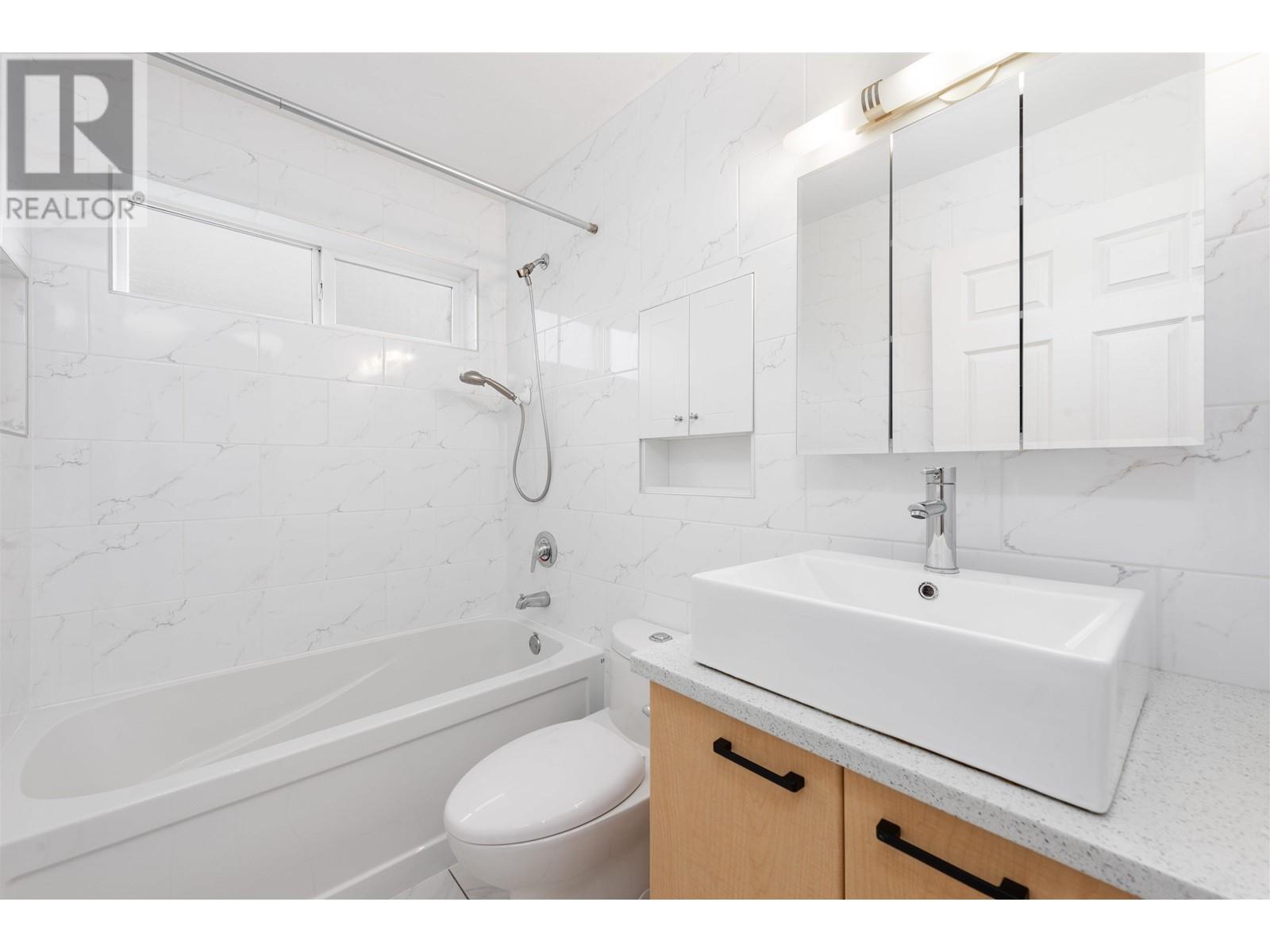 5 7322 HEATHER STREET