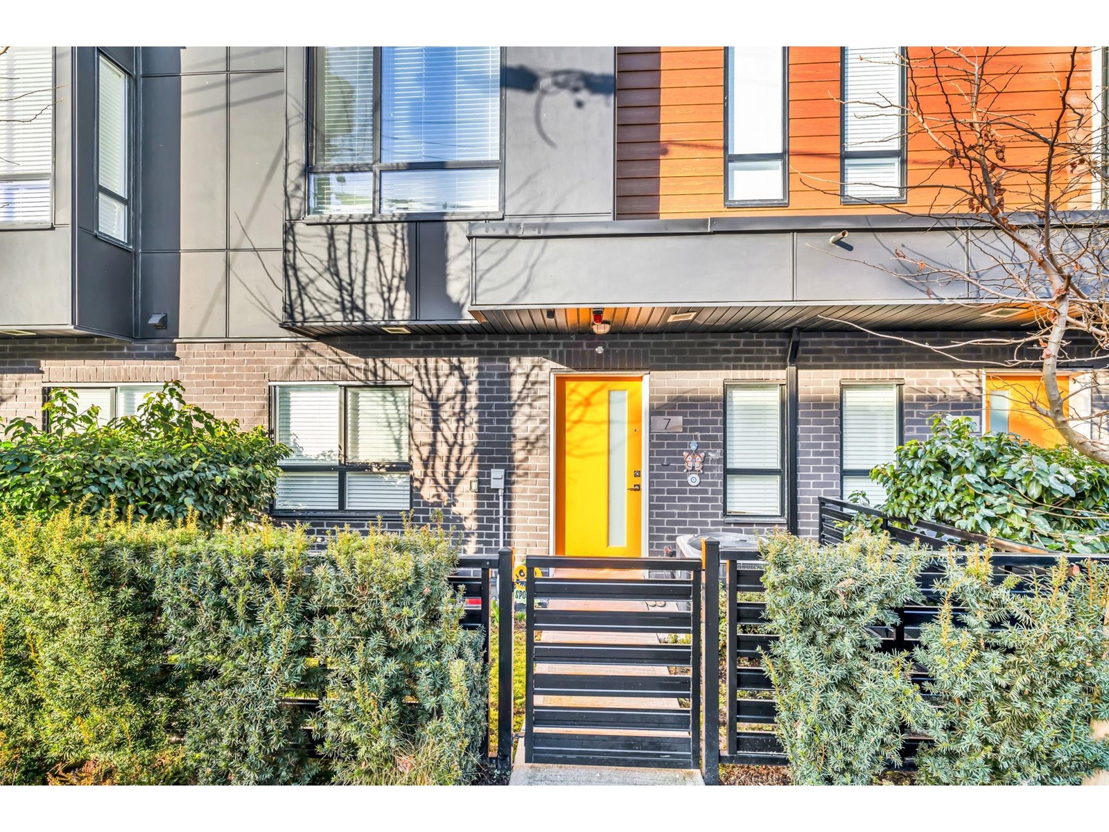 Property at 7 19749 55 AVENUE image 1