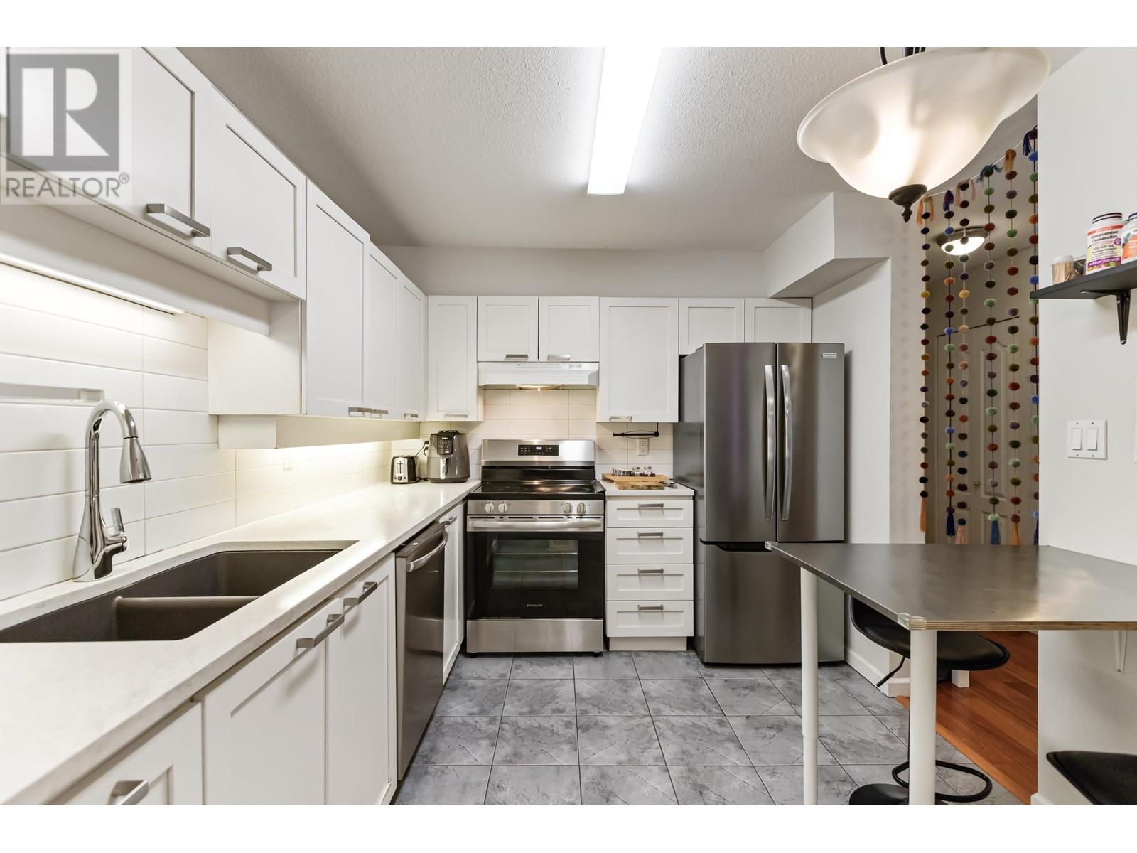 Listing Picture 7 of 32 : 308 3183 ESMOND AVENUE, Burnaby / 本拿比 - 魯藝地產 Yvonne Lu Group - MLS Medallion Club Member