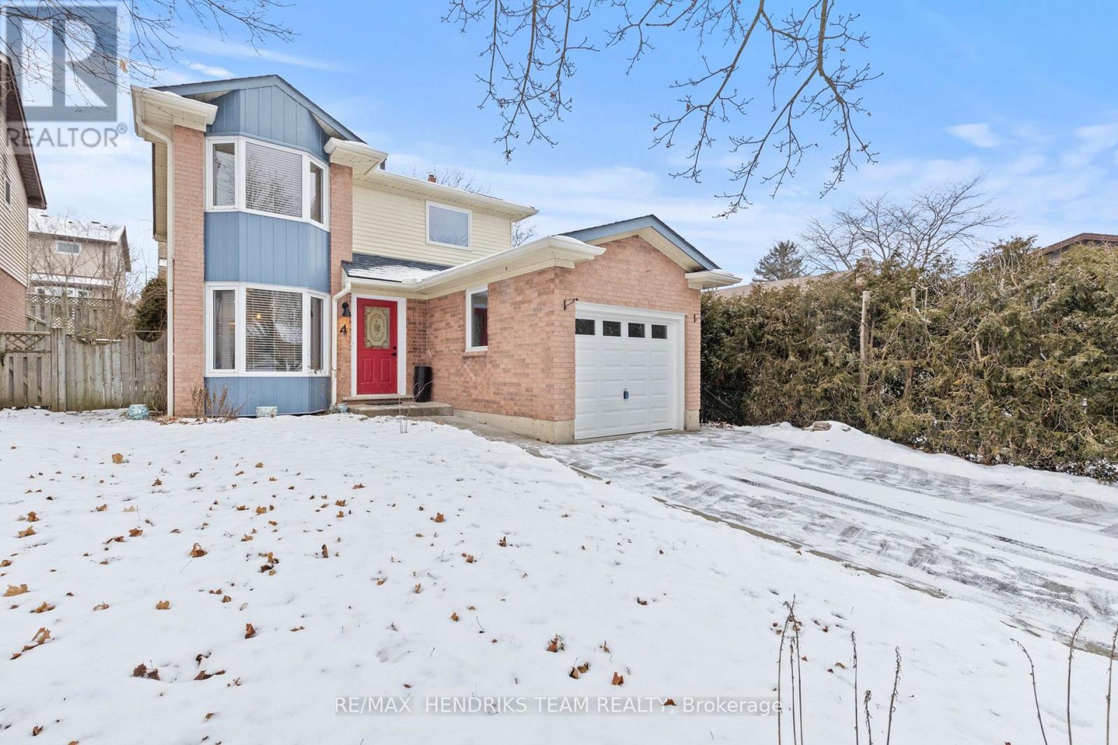 4 KNOLLWOOD COURT, Hamilton, Ontario