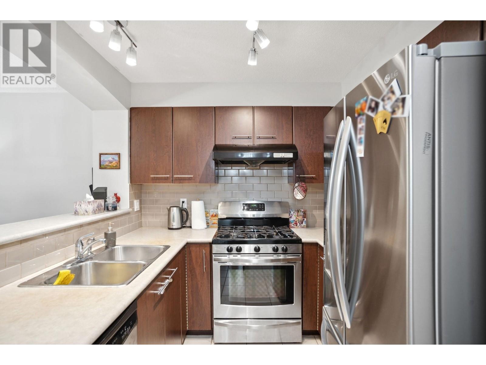 Listing Picture 3 of 26 : 3205 5119 GARDEN CITY ROAD, Richmond / 烈治文 - 魯藝地產 Yvonne Lu Group - MLS Medallion Club Member