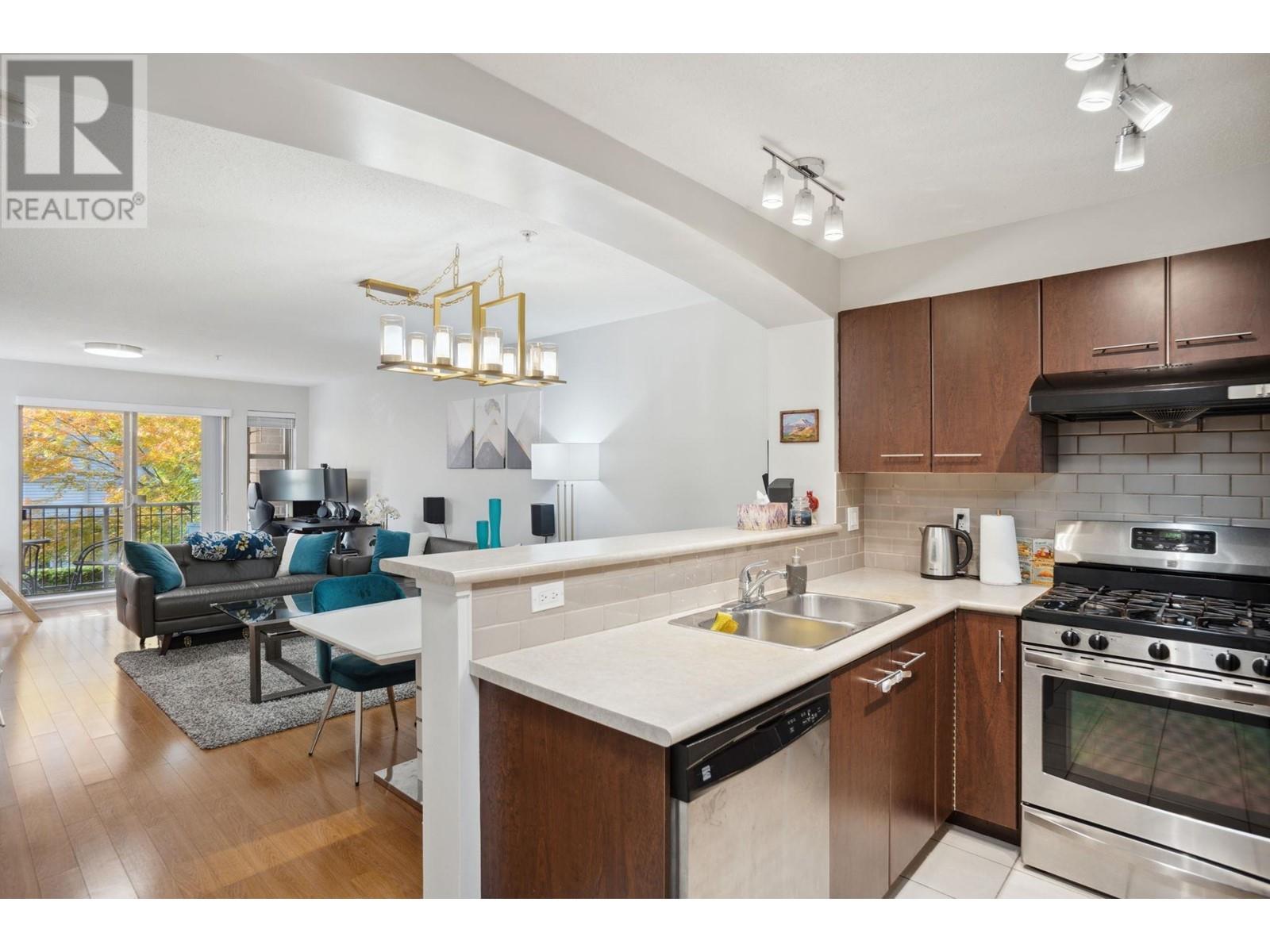 Listing Picture 2 of 26 : 3205 5119 GARDEN CITY ROAD, Richmond / 烈治文 - 魯藝地產 Yvonne Lu Group - MLS Medallion Club Member