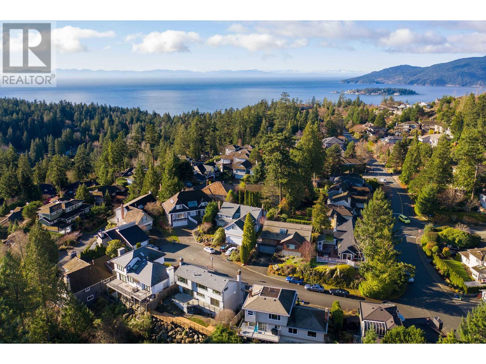 4786 Meadfeild Court, West Vancouver, British Columbia  V7W 2Y3 - Photo 4 - R2961012