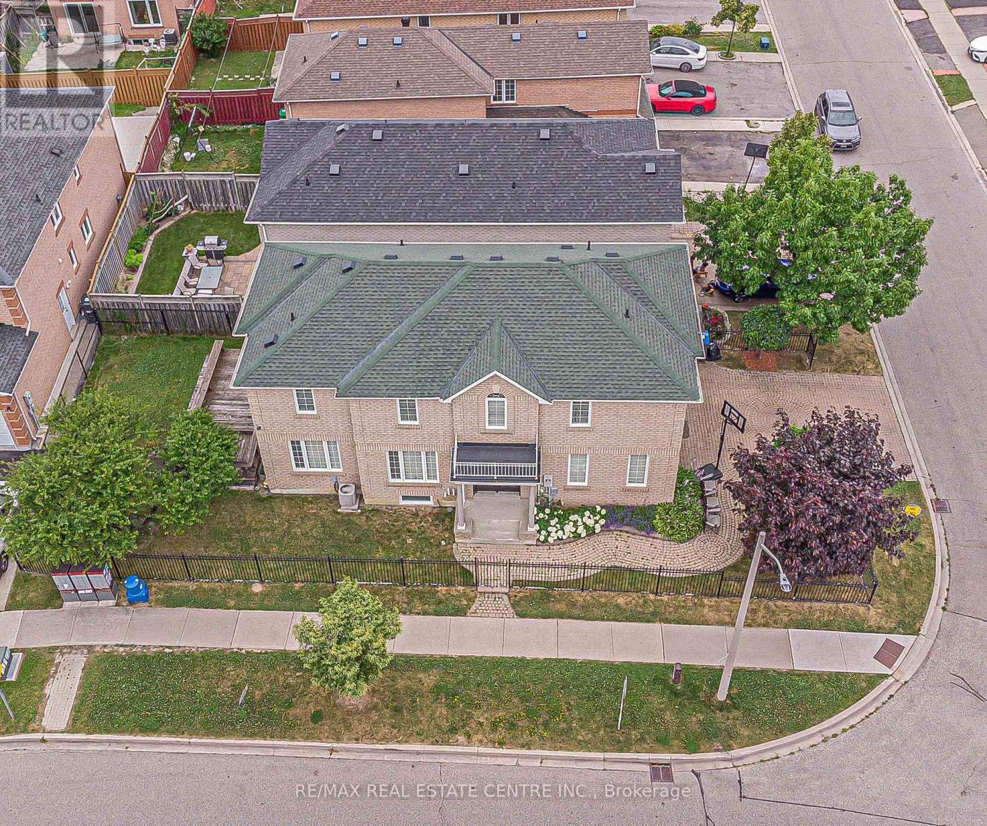 92 Oaklea Boulevard, Brampton (Fletcher's Creek South), Ontario  L6Y 5G6 - Photo 2 - W11944258