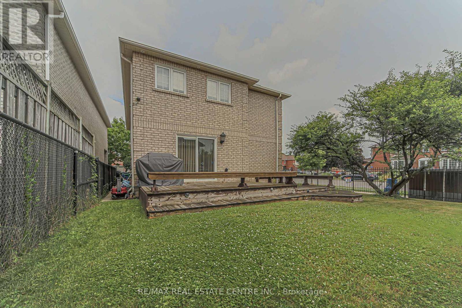 92 Oaklea Boulevard, Brampton (Fletcher's Creek South), Ontario  L6Y 5G6 - Photo 7 - W11944258