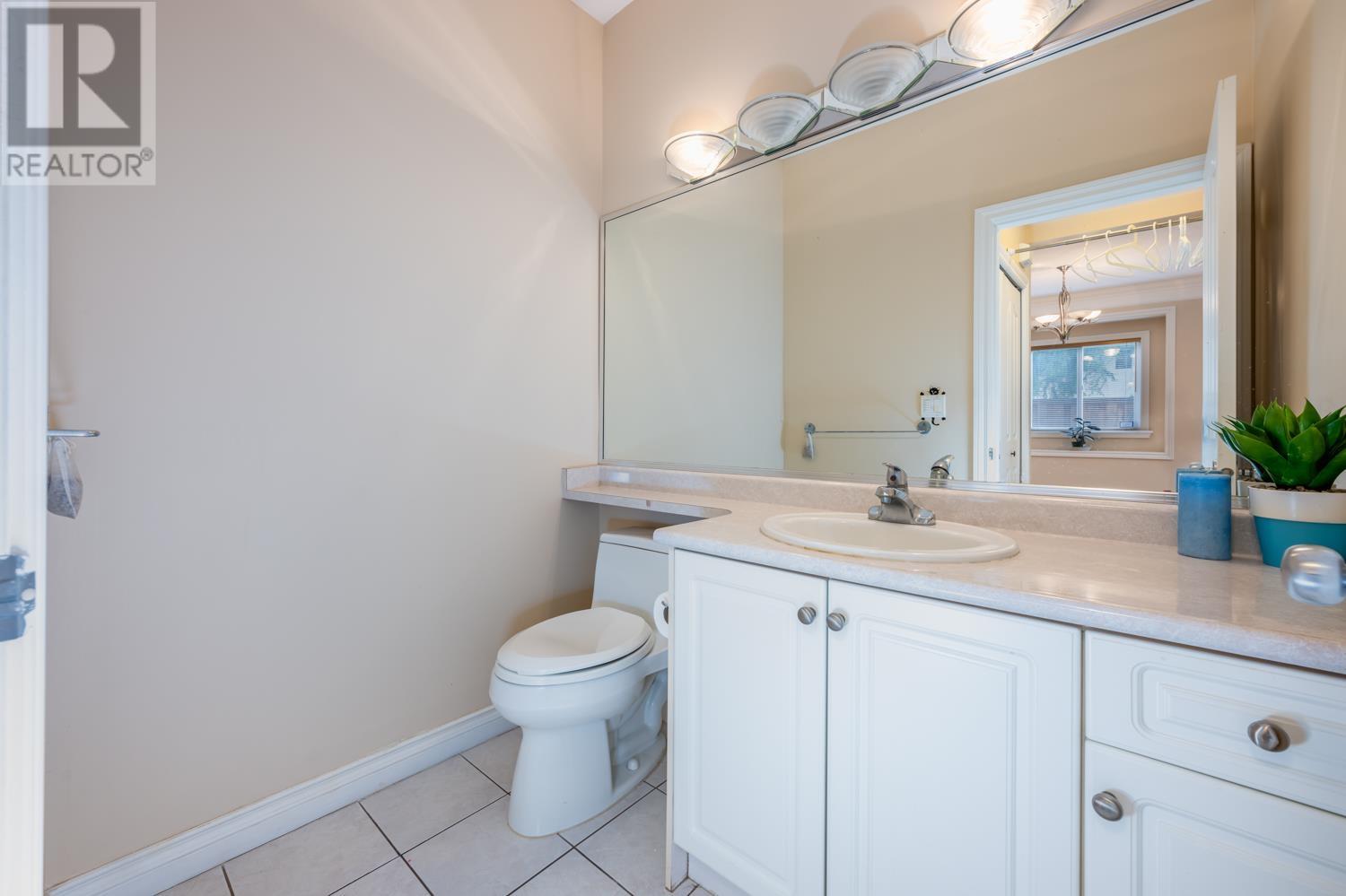 Listing Picture 10 of 38 : 7155 10TH AVENUE, Burnaby / 本拿比 - 魯藝地產 Yvonne Lu Group - MLS Medallion Club Member