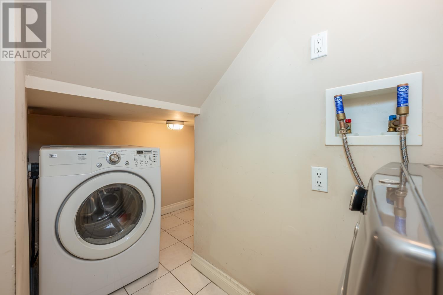 Listing Picture 9 of 38 : 7155 10TH AVENUE, Burnaby / 本拿比 - 魯藝地產 Yvonne Lu Group - MLS Medallion Club Member