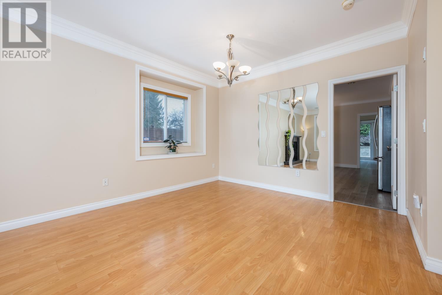 Listing Picture 7 of 38 : 7155 10TH AVENUE, Burnaby / 本拿比 - 魯藝地產 Yvonne Lu Group - MLS Medallion Club Member